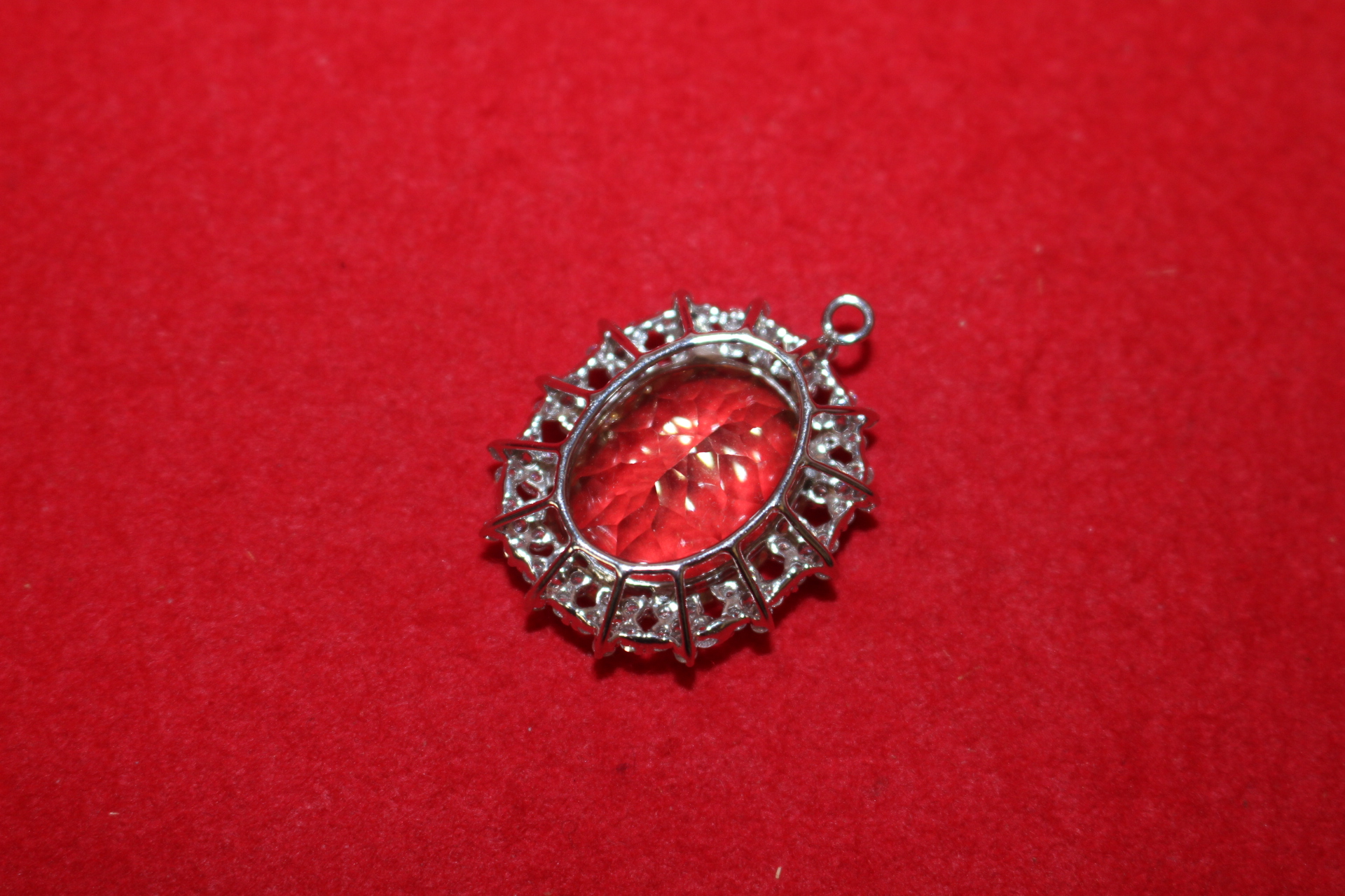 보석이 장식된 목걸이 추