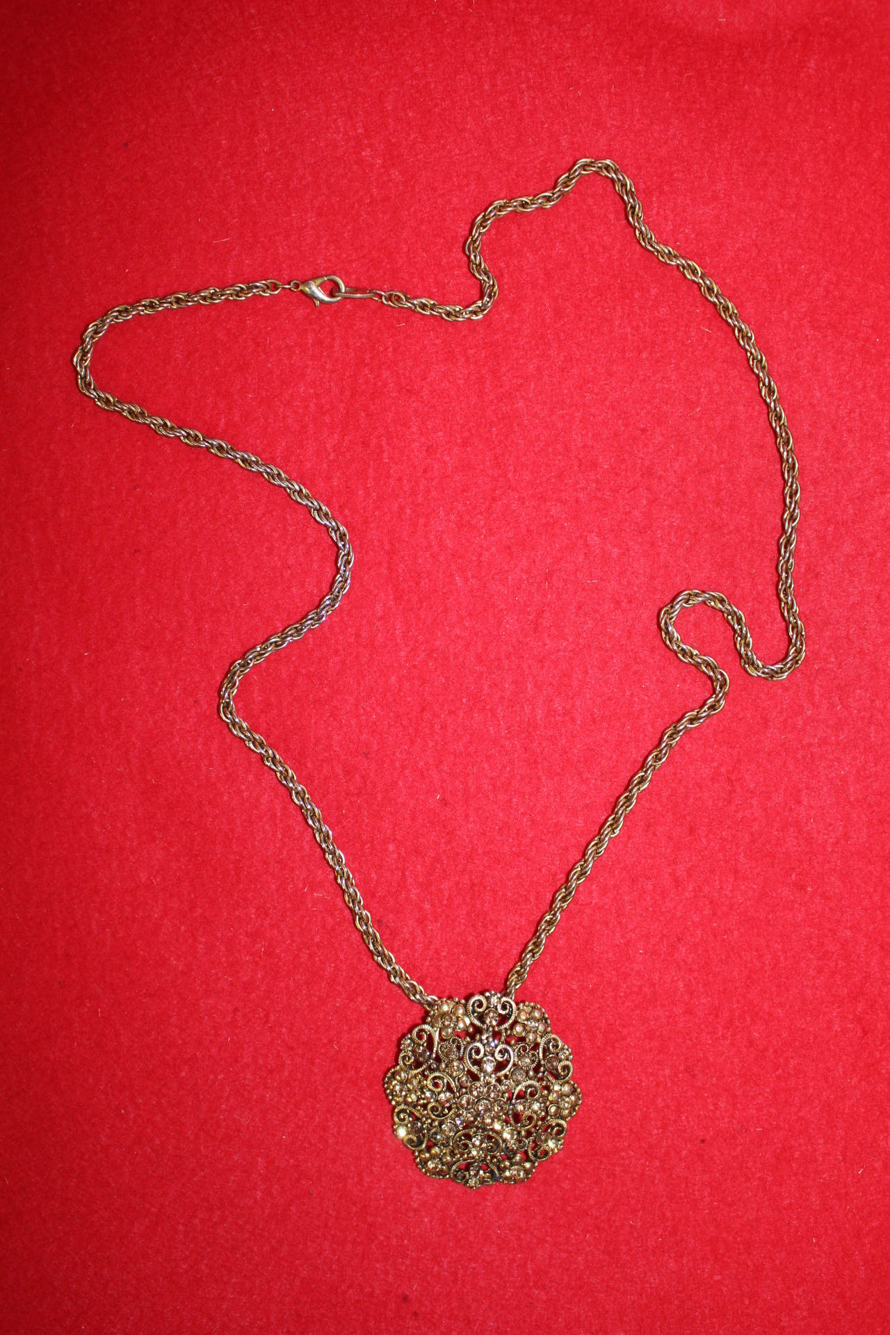 보석이 장식된 목걸이