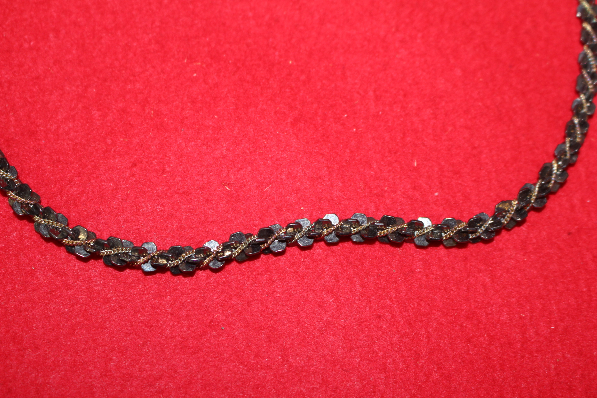 수정이 장식된 목걸이