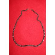 수정이 장식된 목걸이