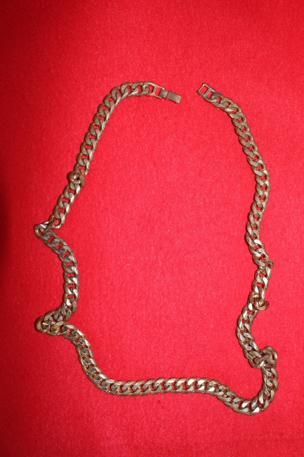 묵직한 청동으로된 목걸이