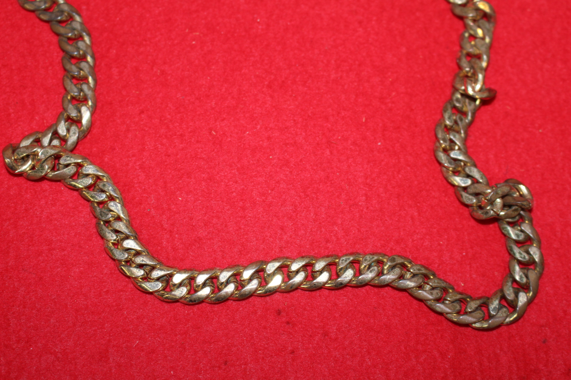 묵직한 청동으로된 목걸이