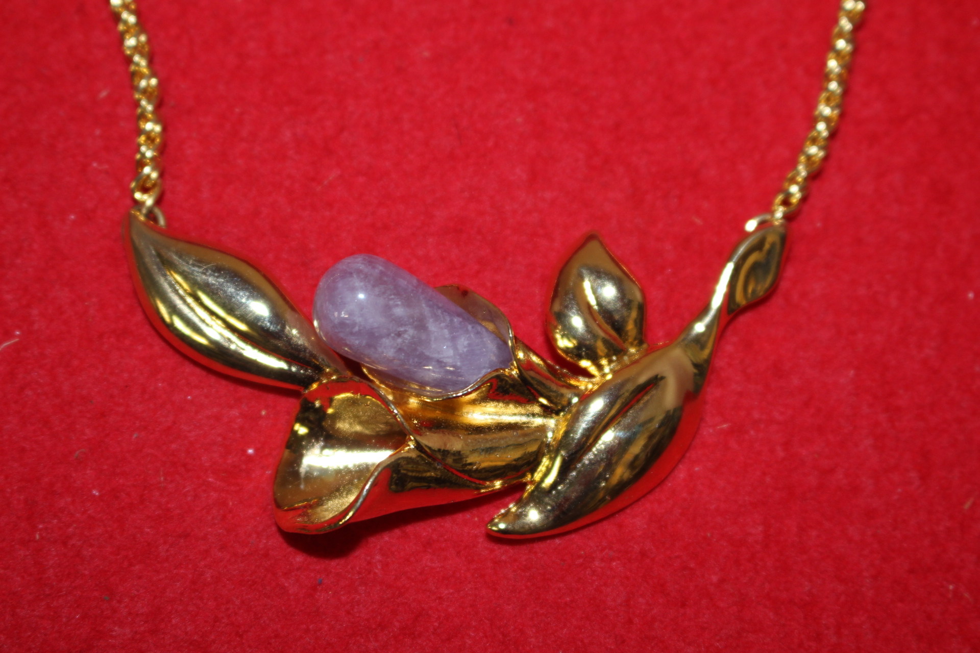 자수정 보석이 장식된 목걸이