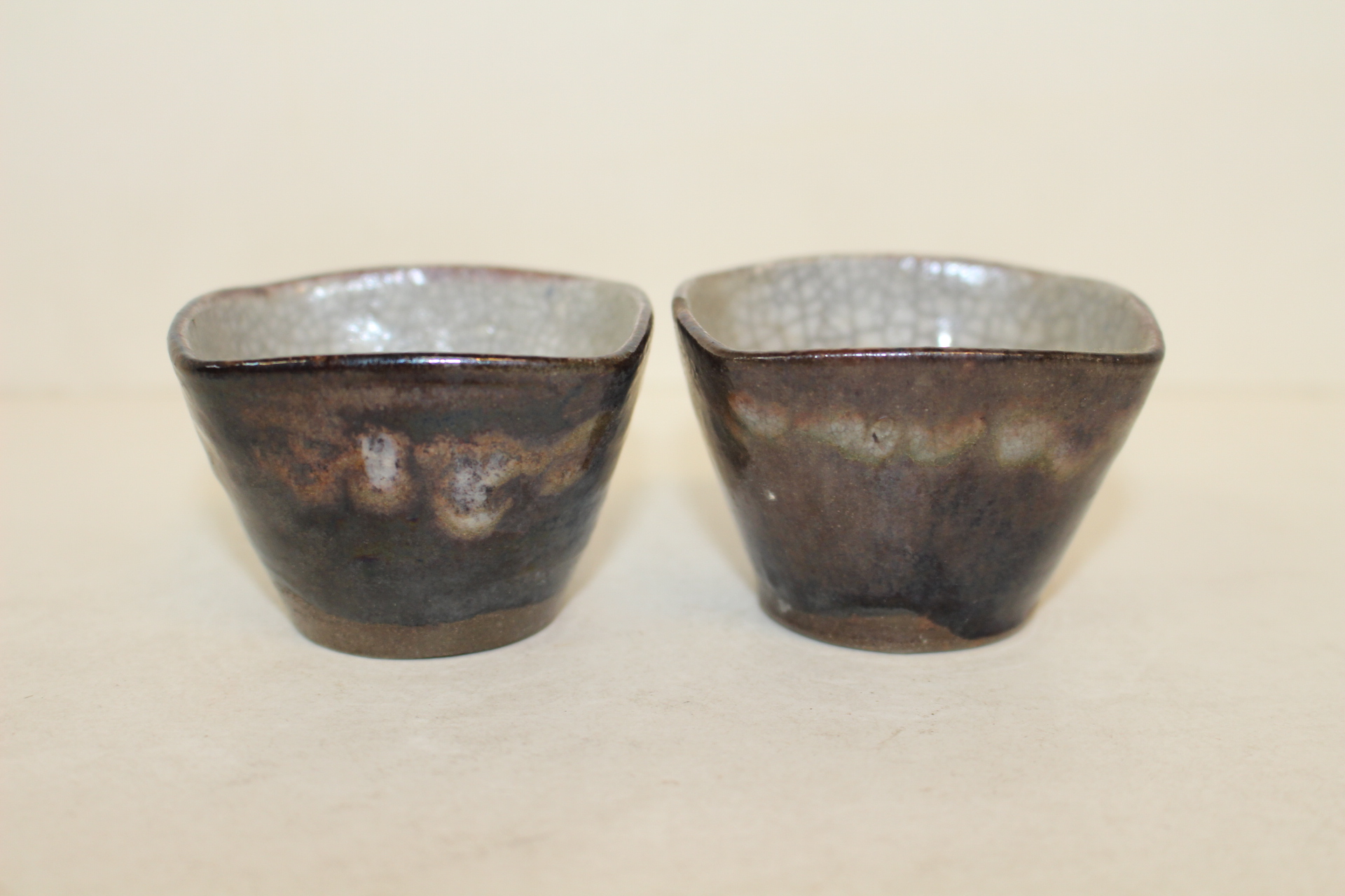 연대가좋은 청자 사각잔 2점