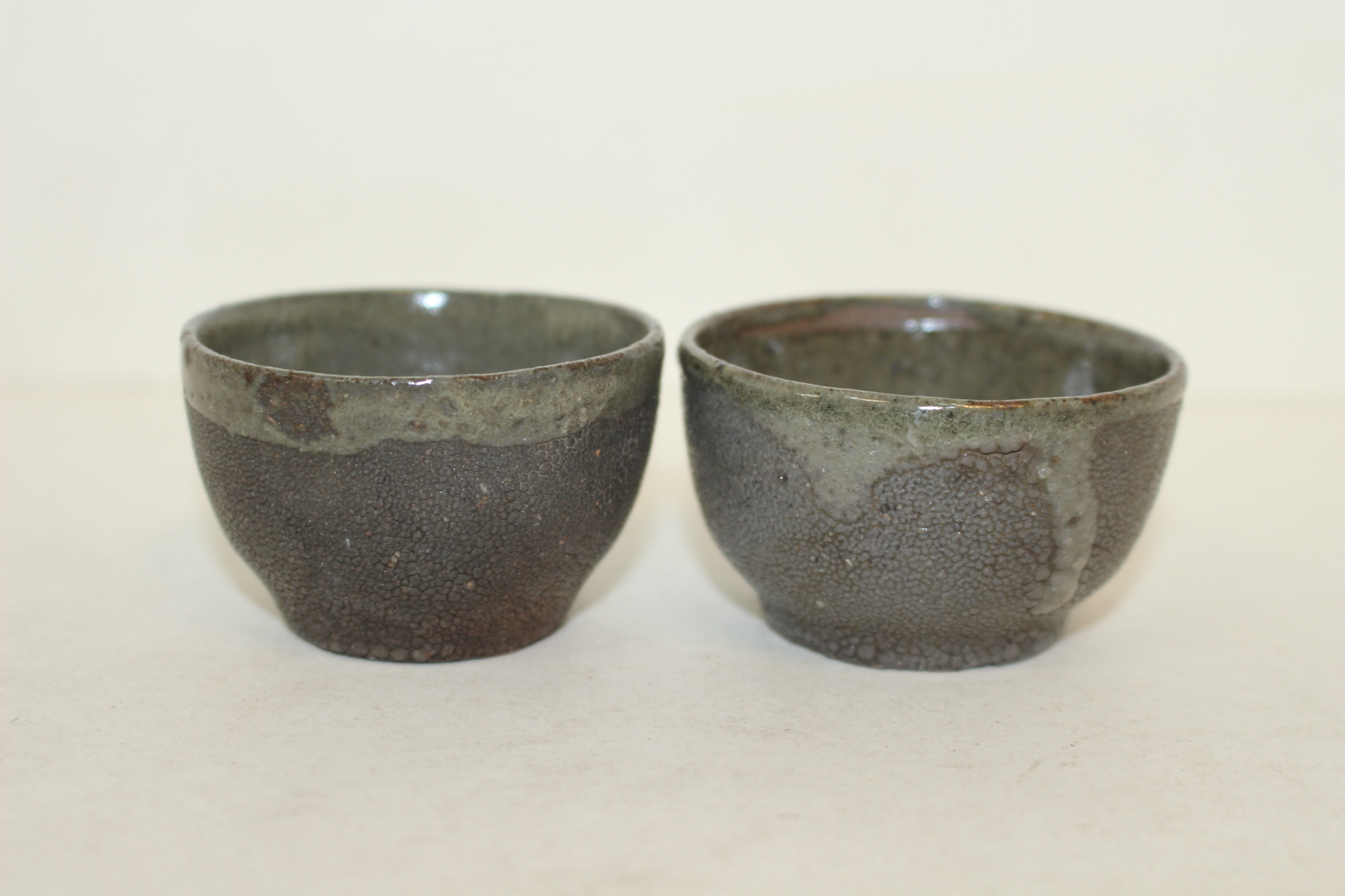 연대가좋은 청자잔 2점