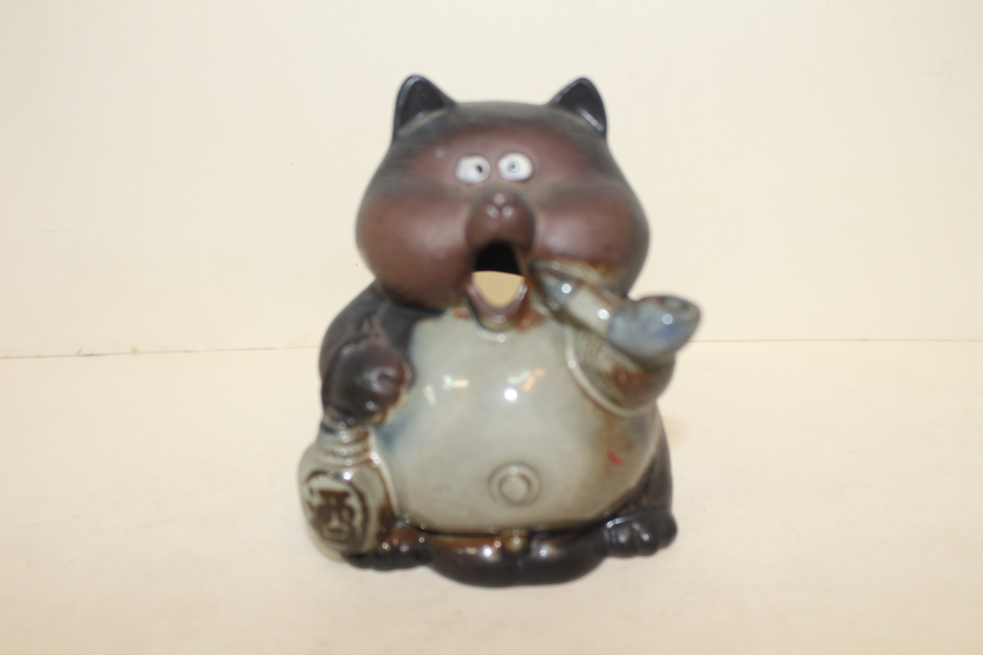 청자 곰방대를 문 곰 모양 향호