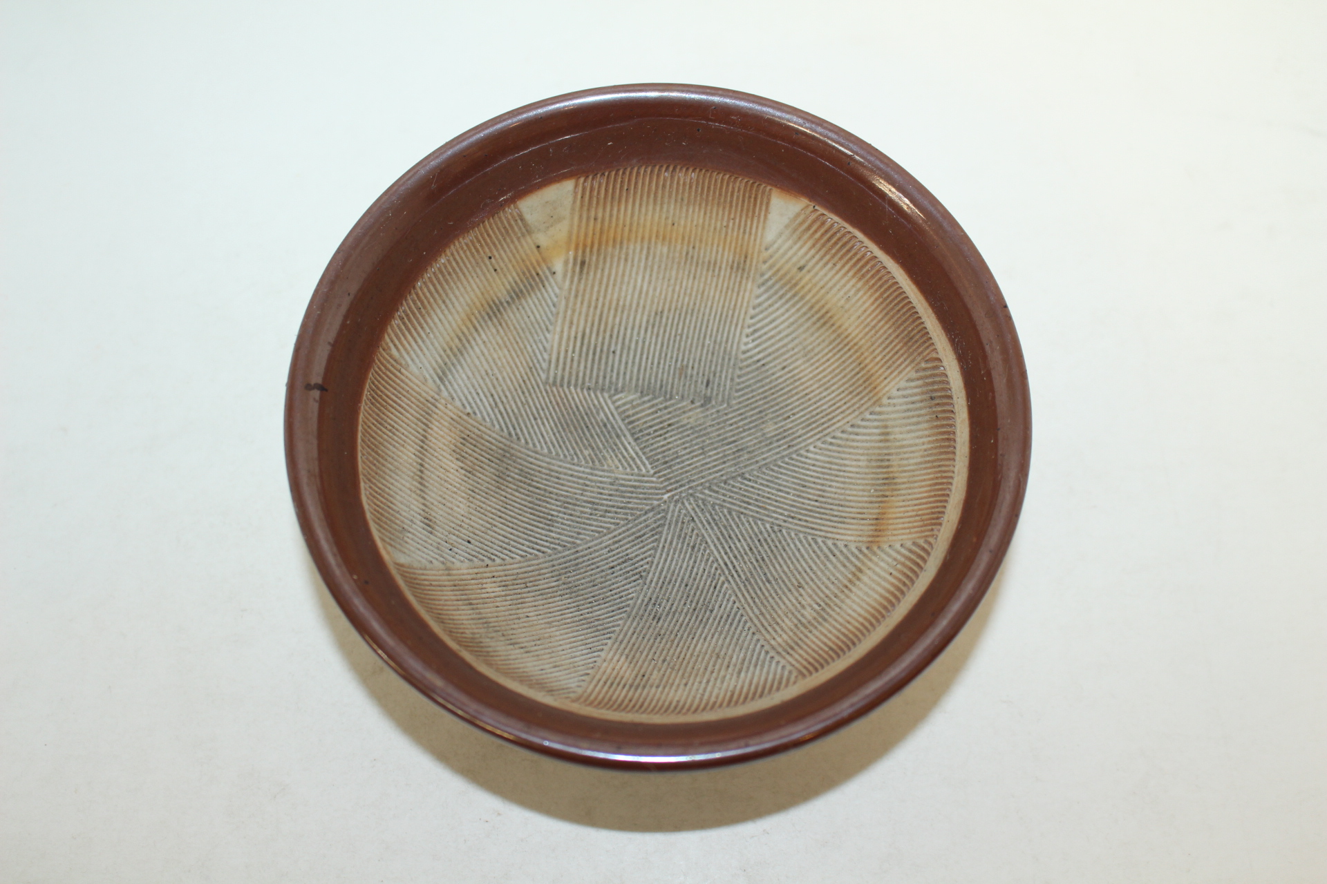 덴모꾸 청자 갈판이 있는 완