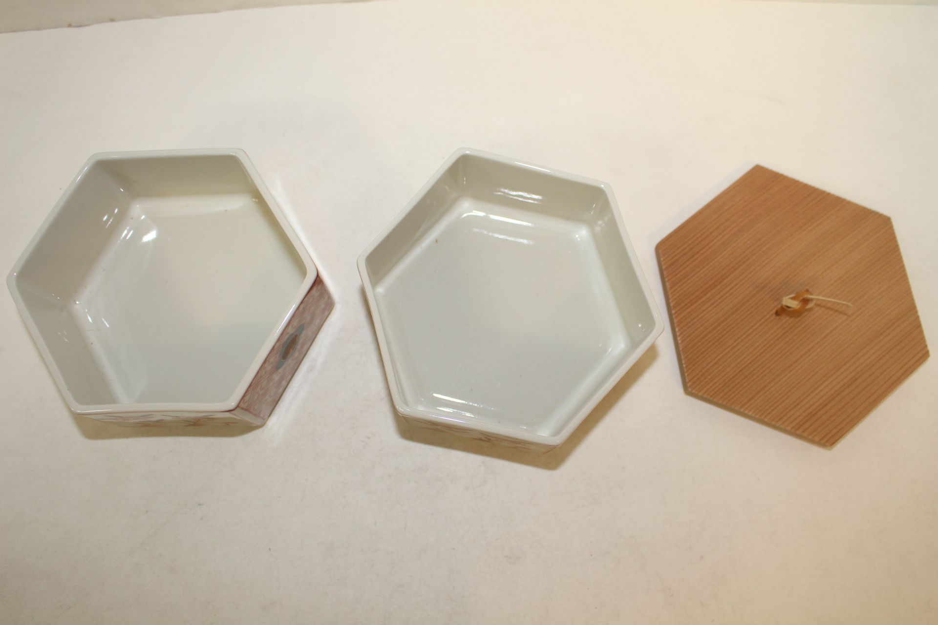 진사백자 화문 육각이단합