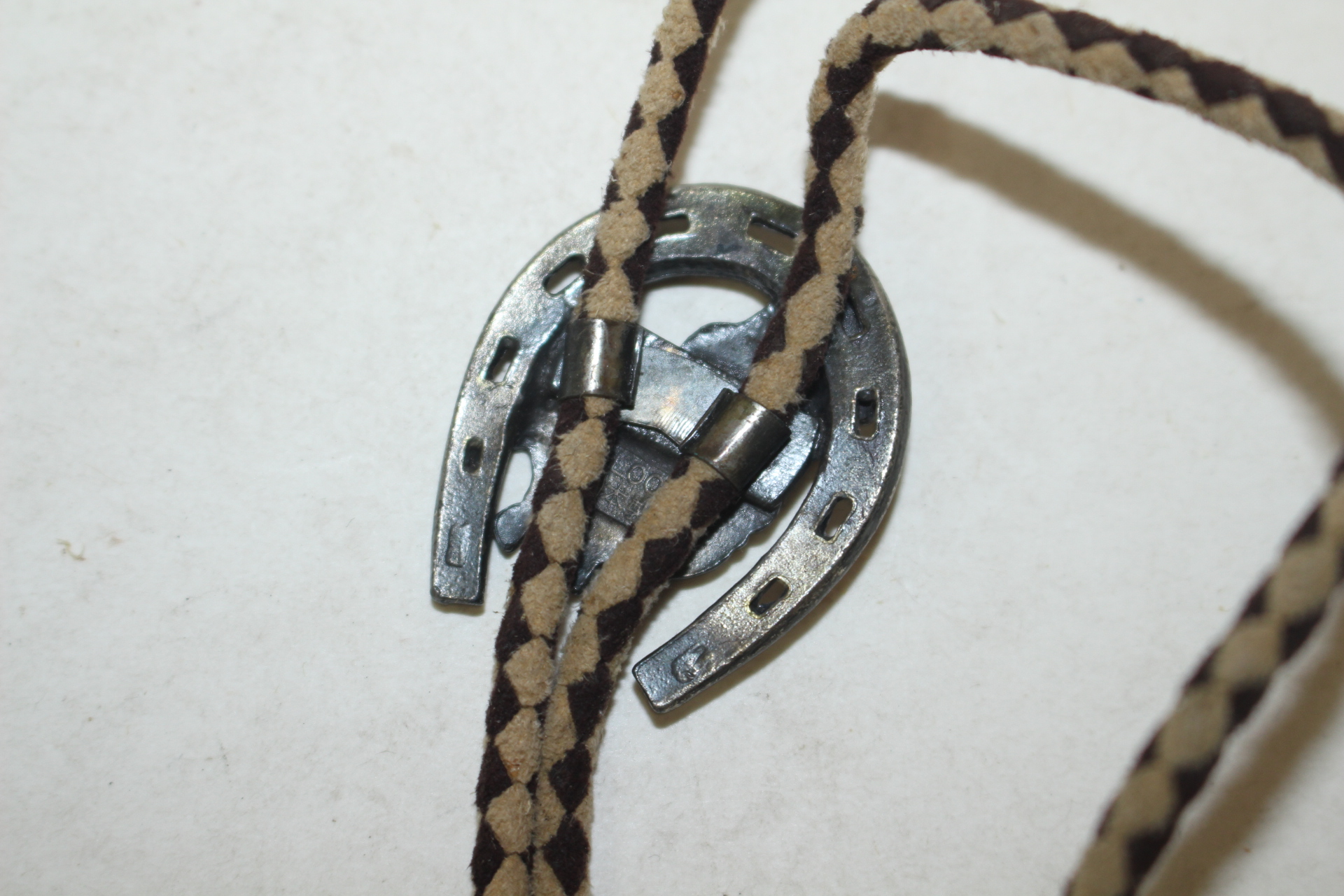 주석재질에 말이 조각된 목조이개