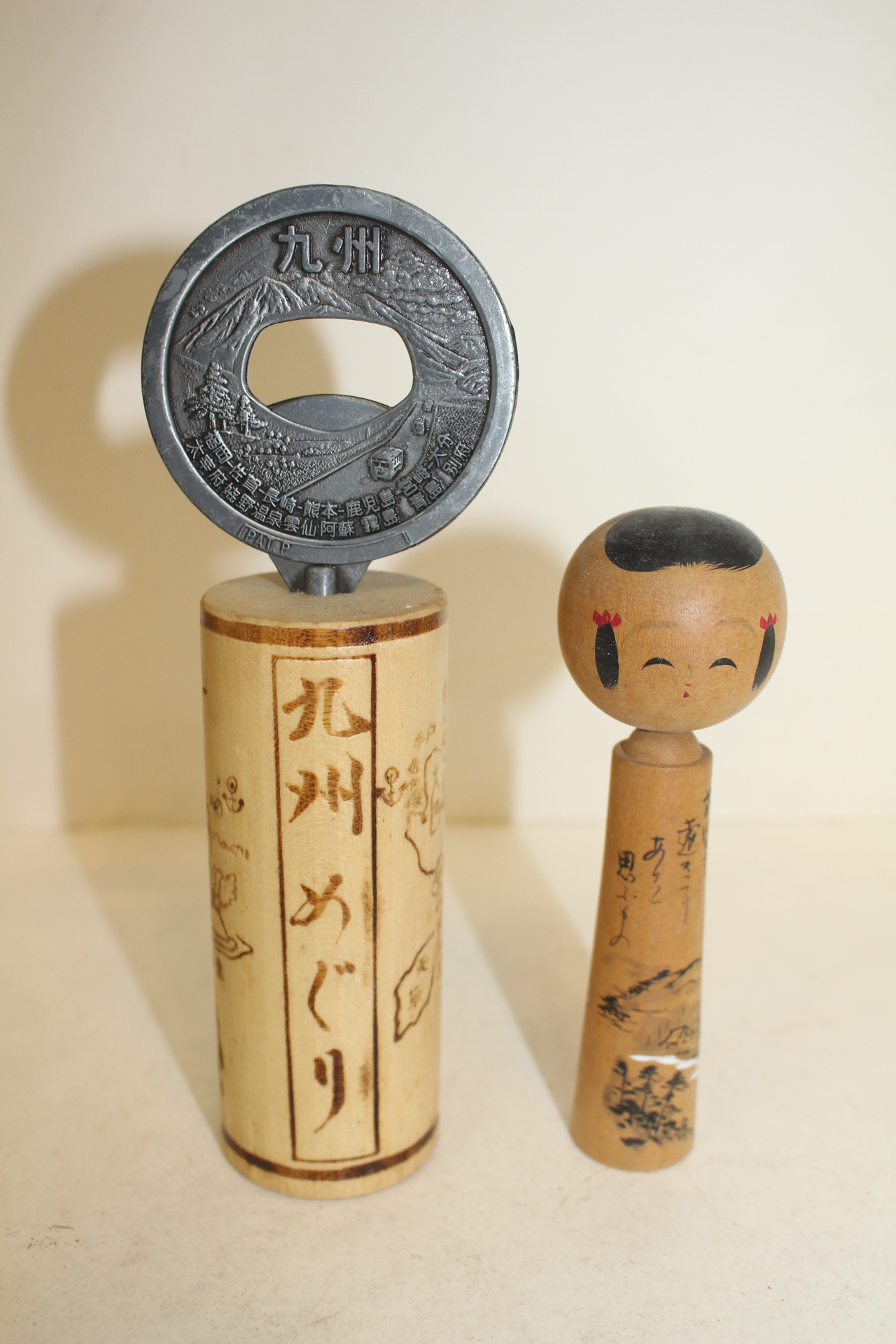 나무로된 병따개와 조각