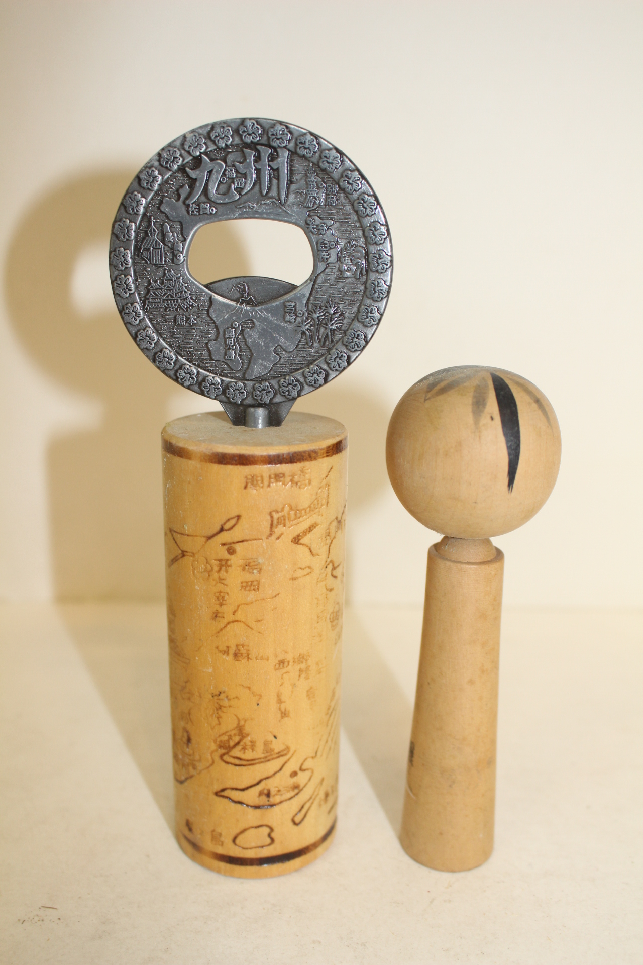 나무로된 병따개와 조각