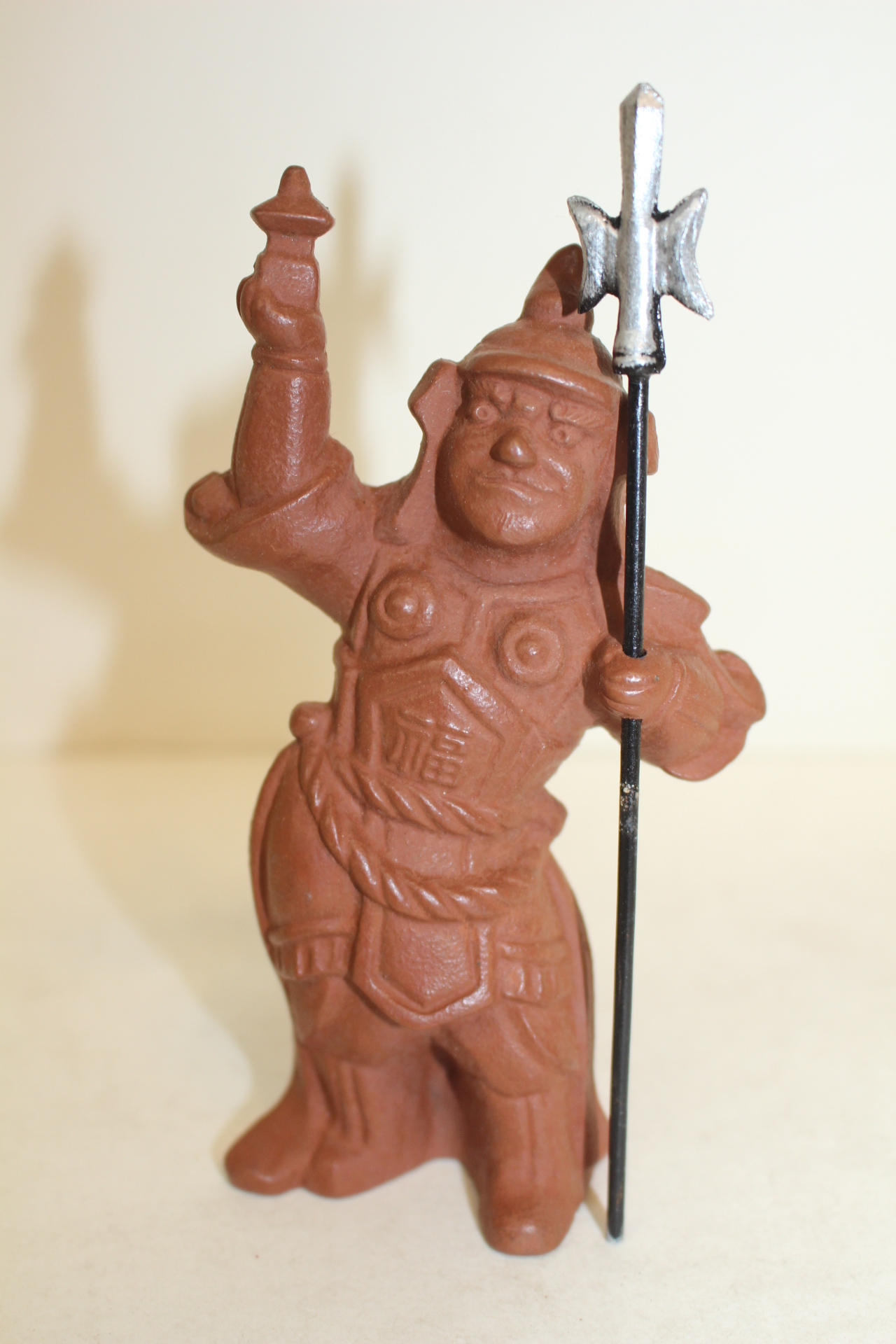 묵직한 무쇠통으로된 복신 조각상