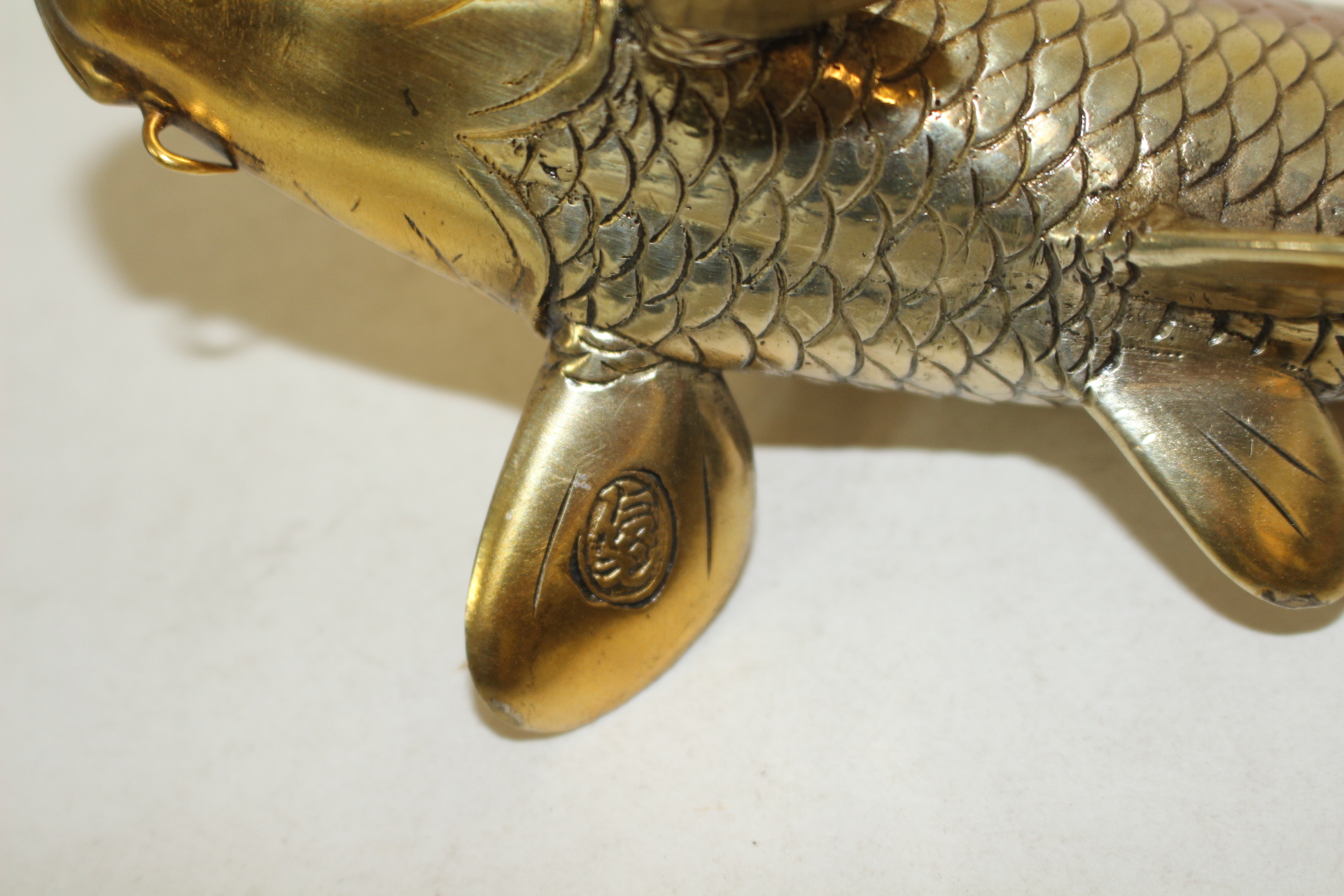 청동으로된 信光作 고기조각상 2점셋트