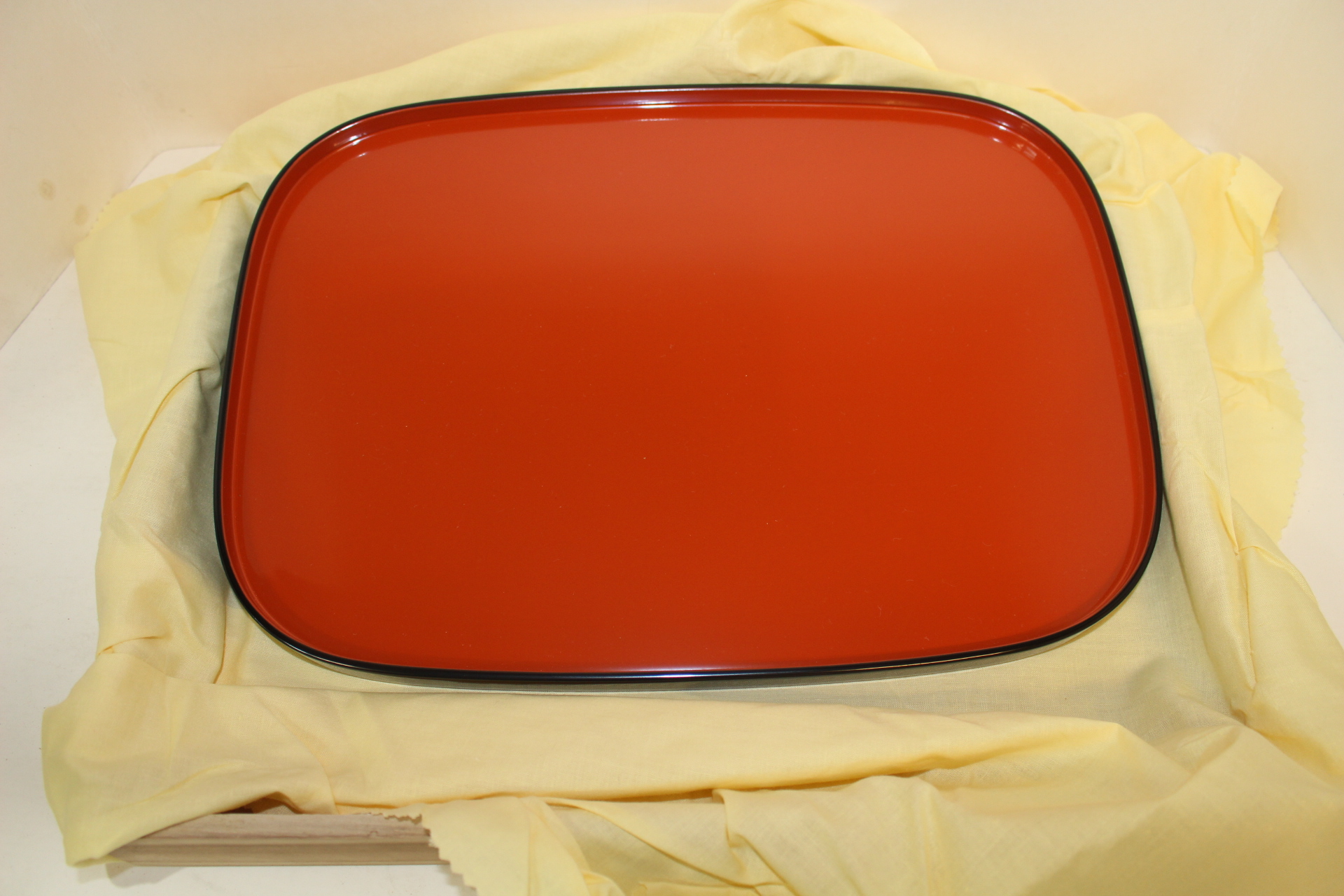 명품-나무에 옷칠이된 차반