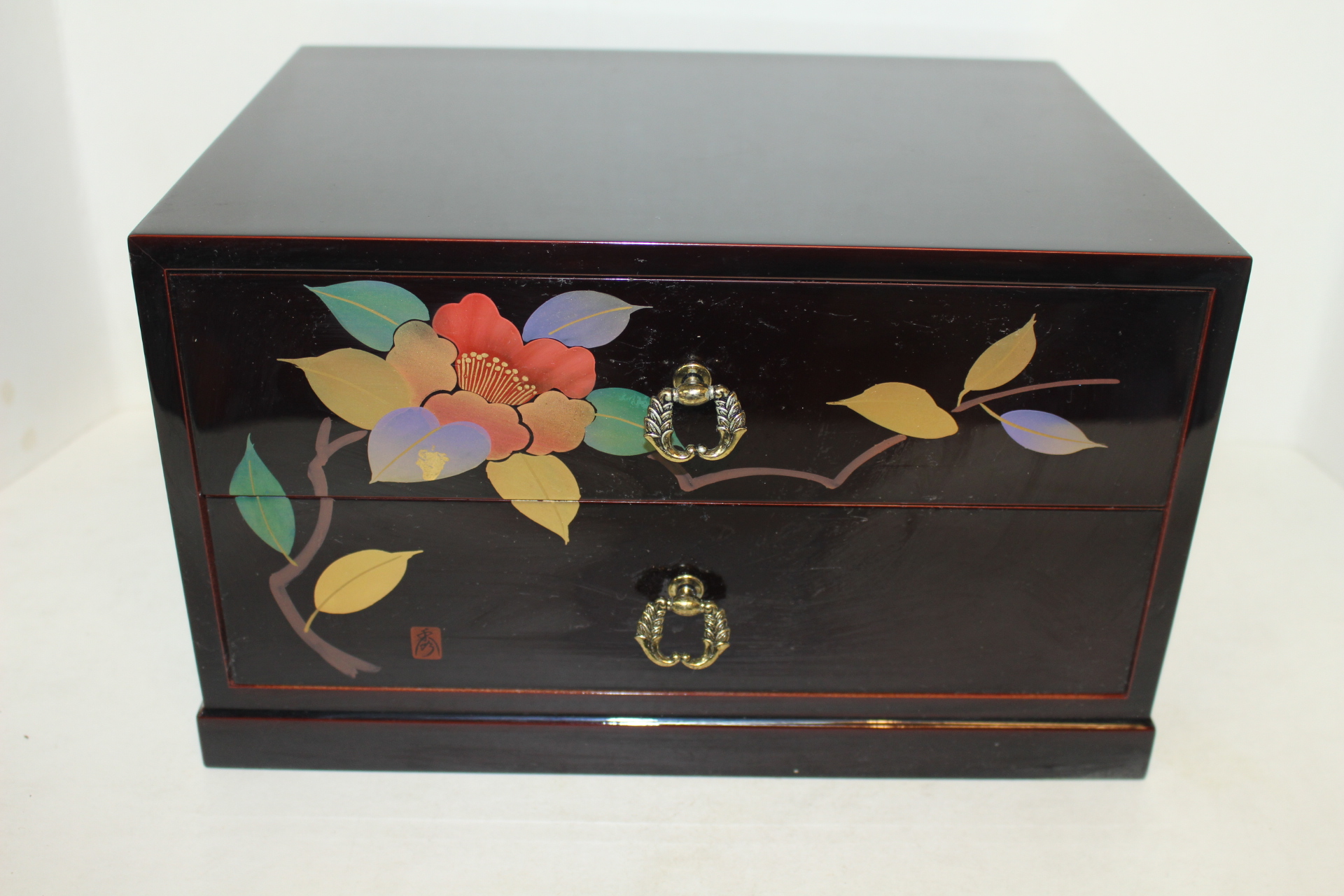 미사용-나무에 옷칠후 금채화문된 이단서랍장