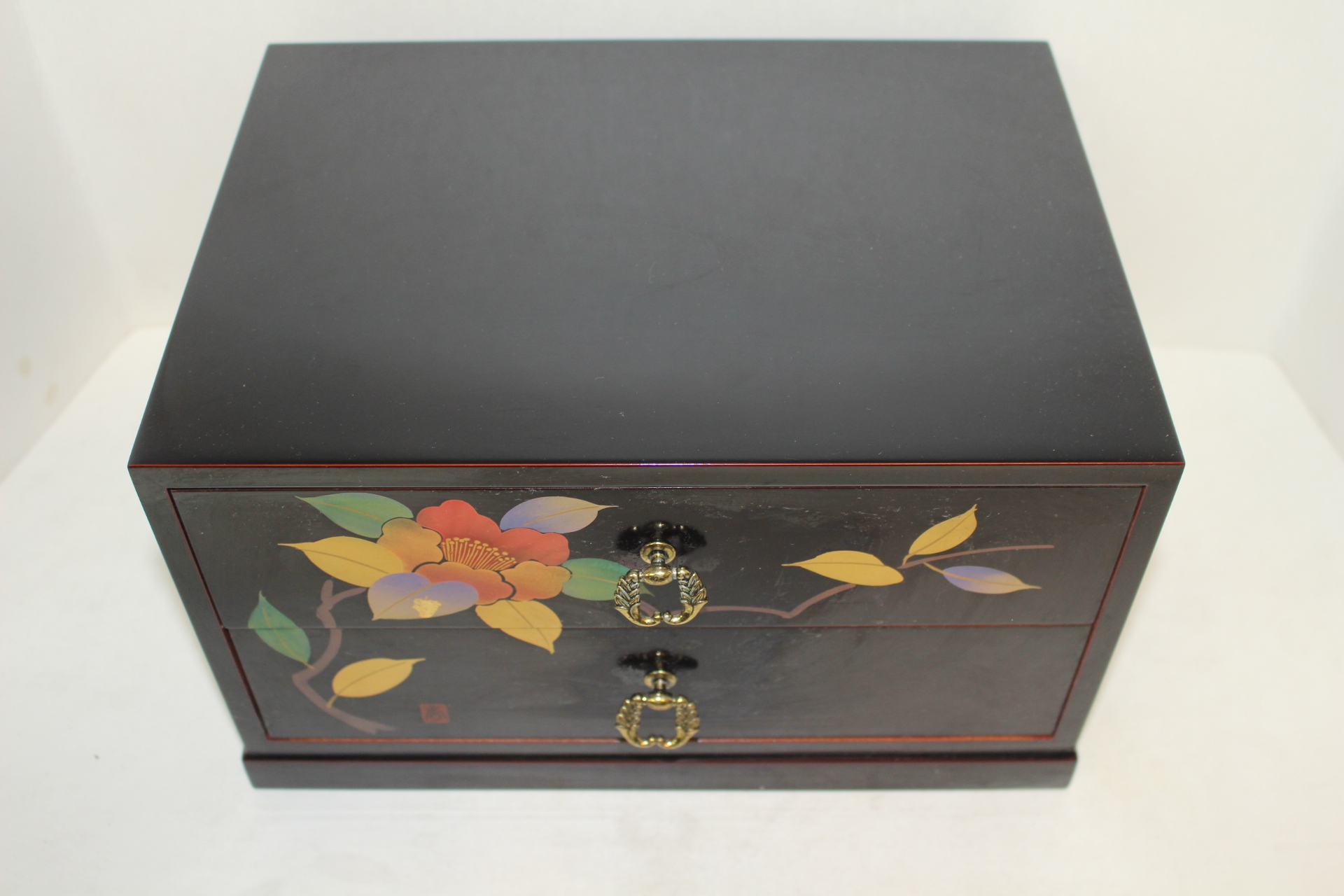 미사용-나무에 옷칠후 금채화문된 이단서랍장