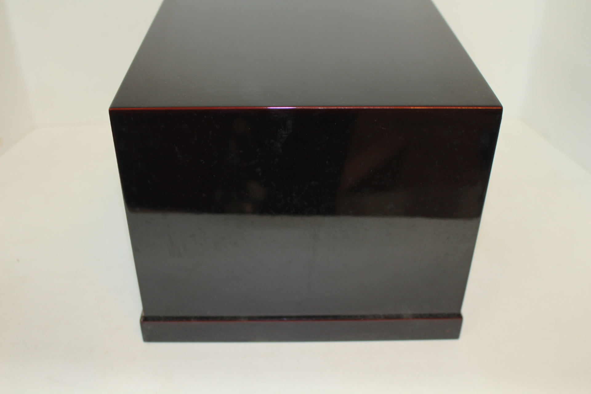 미사용-나무에 옷칠후 금채화문된 이단서랍장