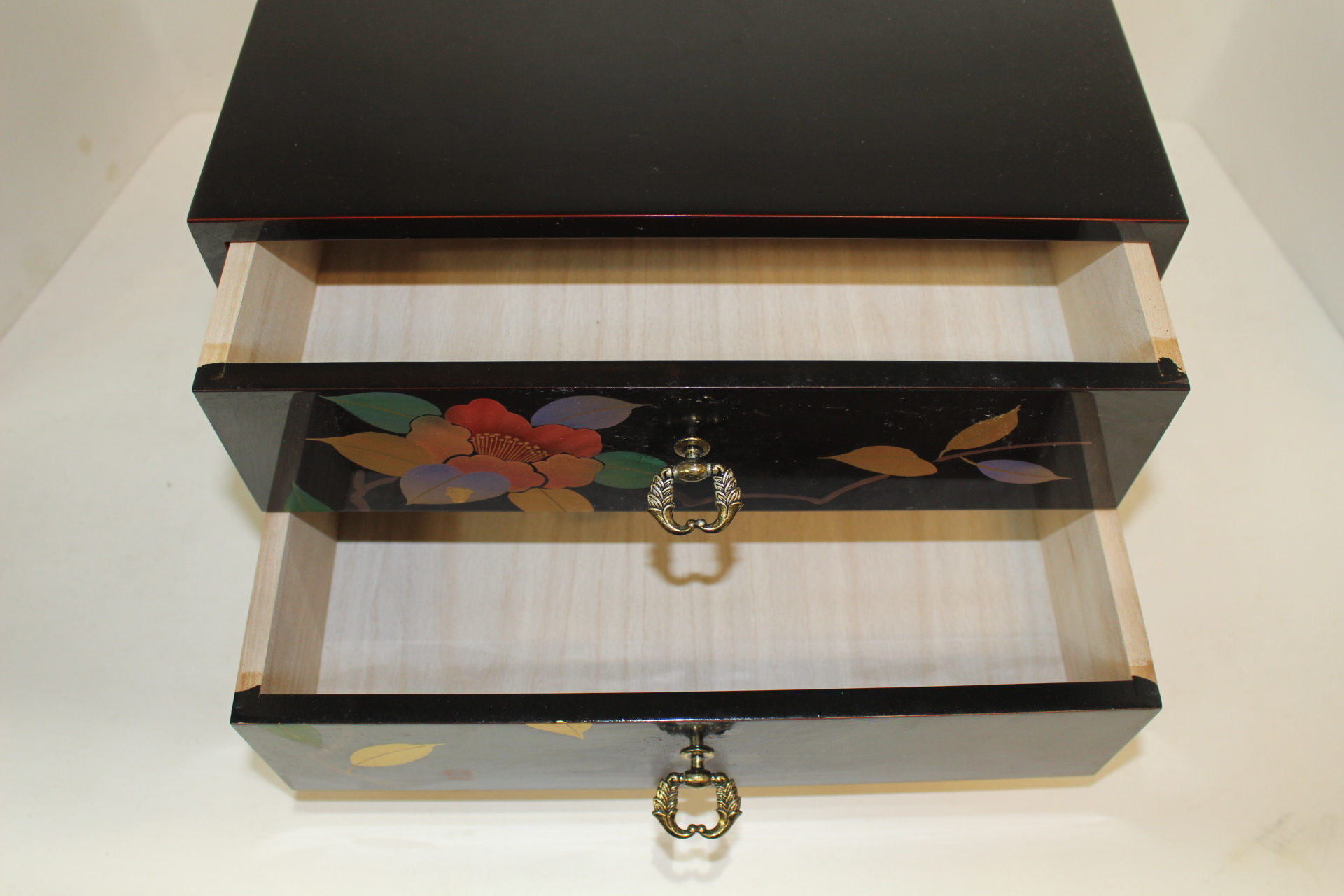 미사용-나무에 옷칠후 금채화문된 이단서랍장