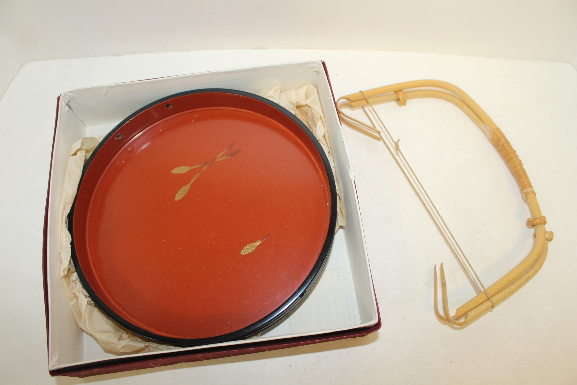 나무에 옷칠이된 손잡이 차반