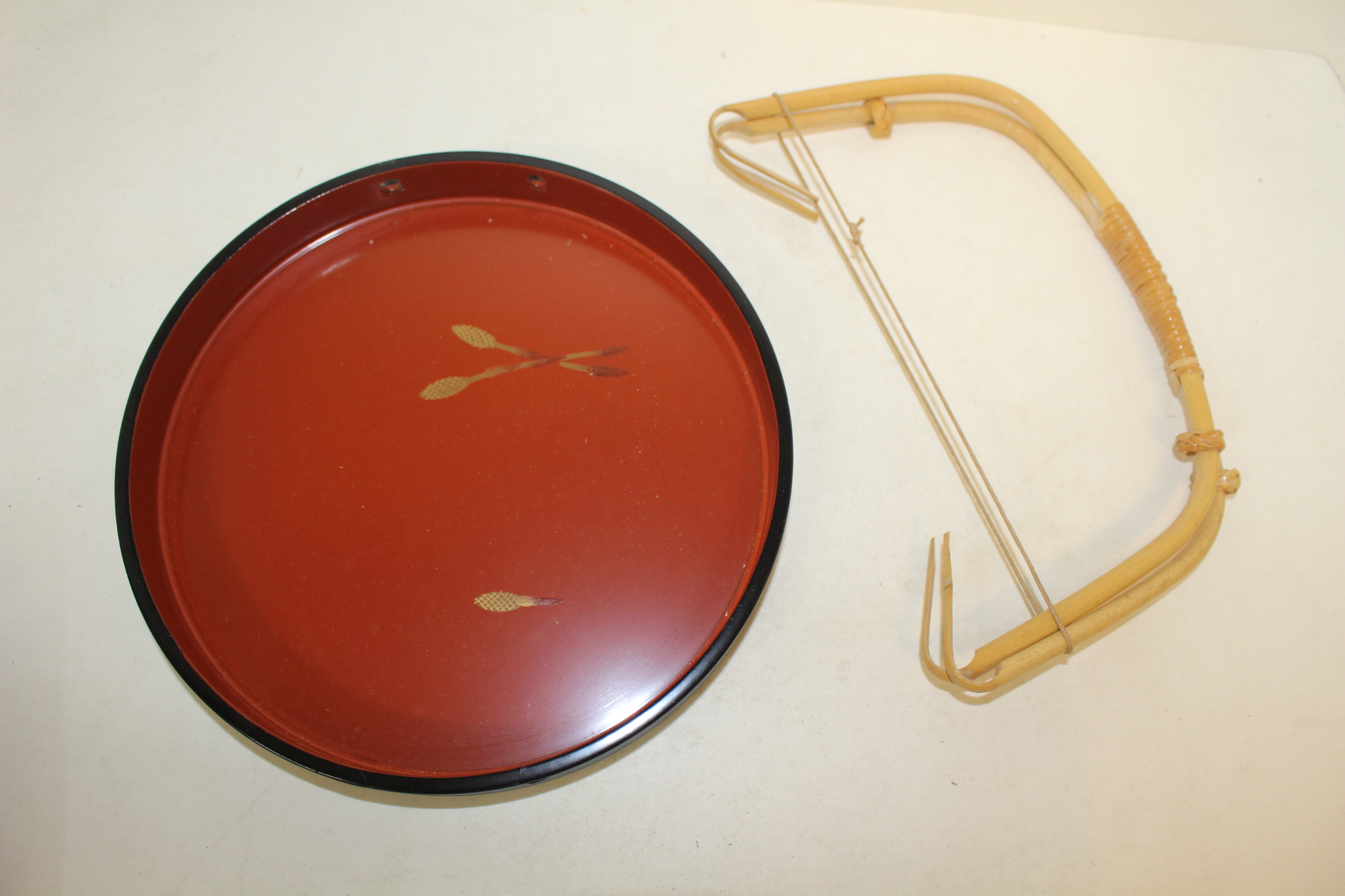 나무에 옷칠이된 손잡이 차반