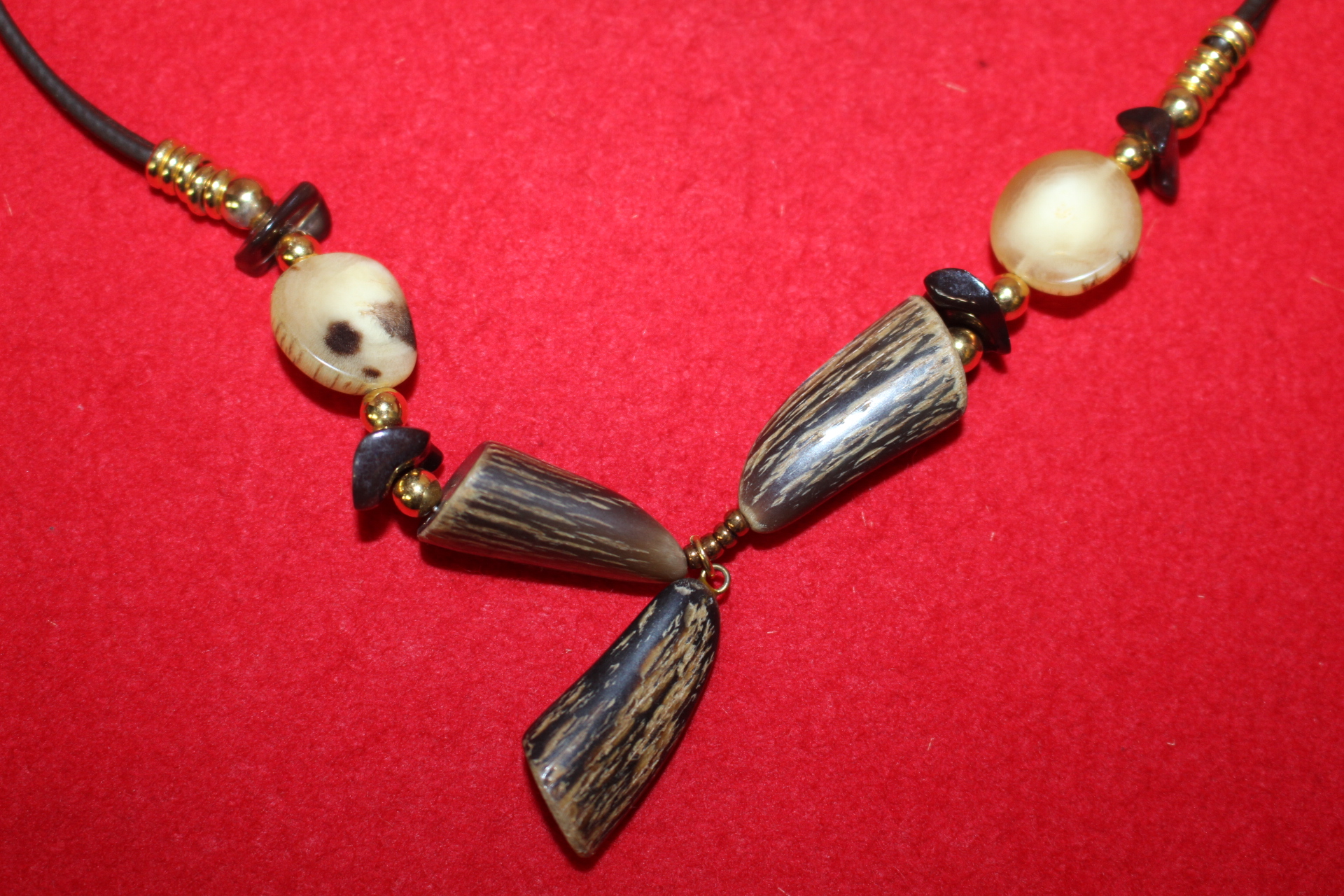 우각이 장식된 목걸이