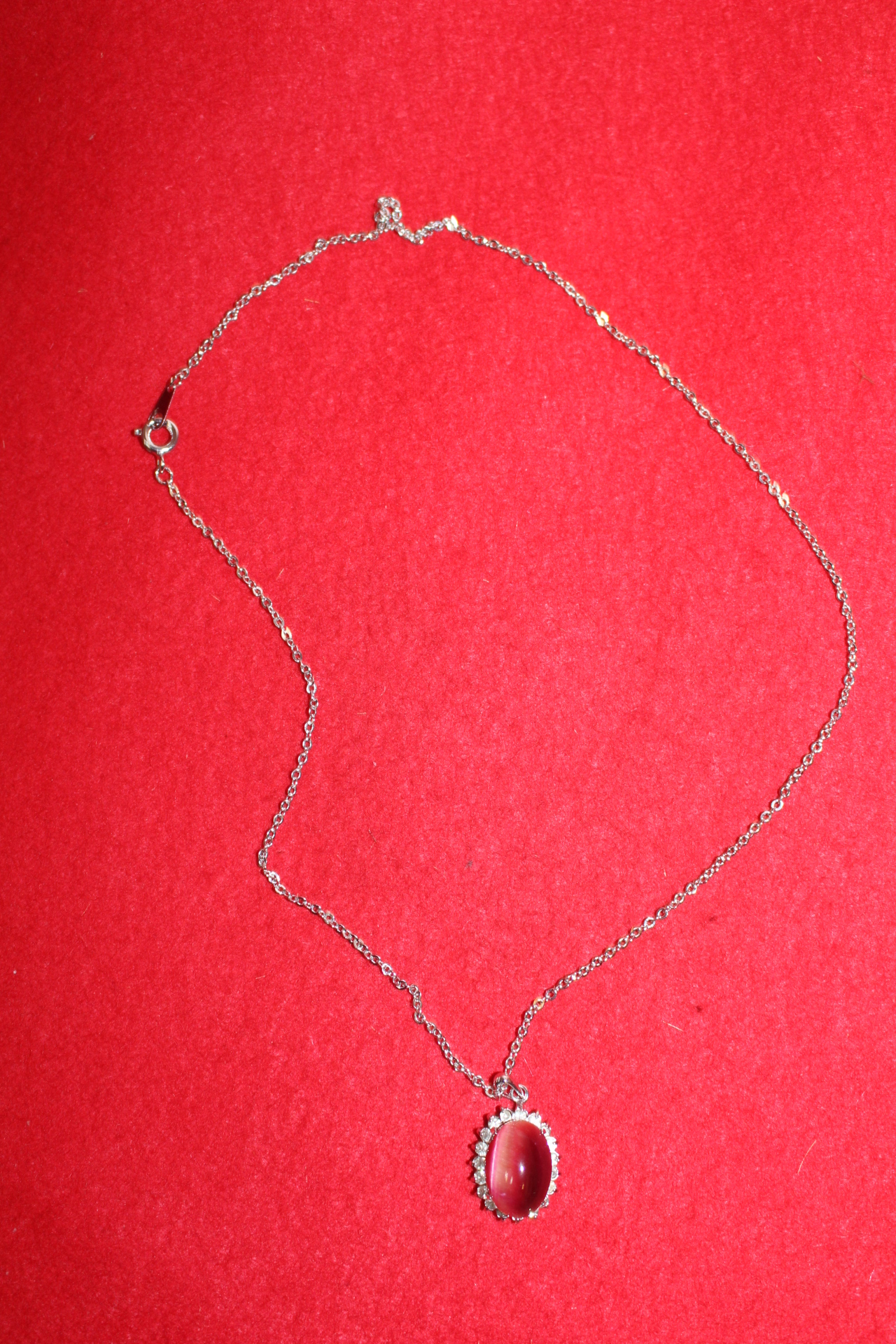 보석이 장식된 목걸이