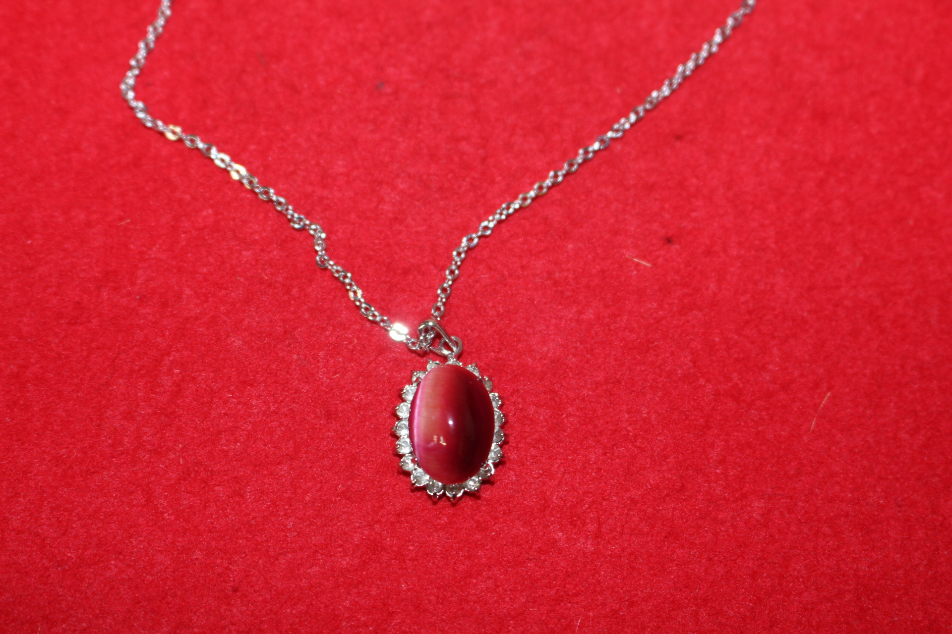 보석이 장식된 목걸이