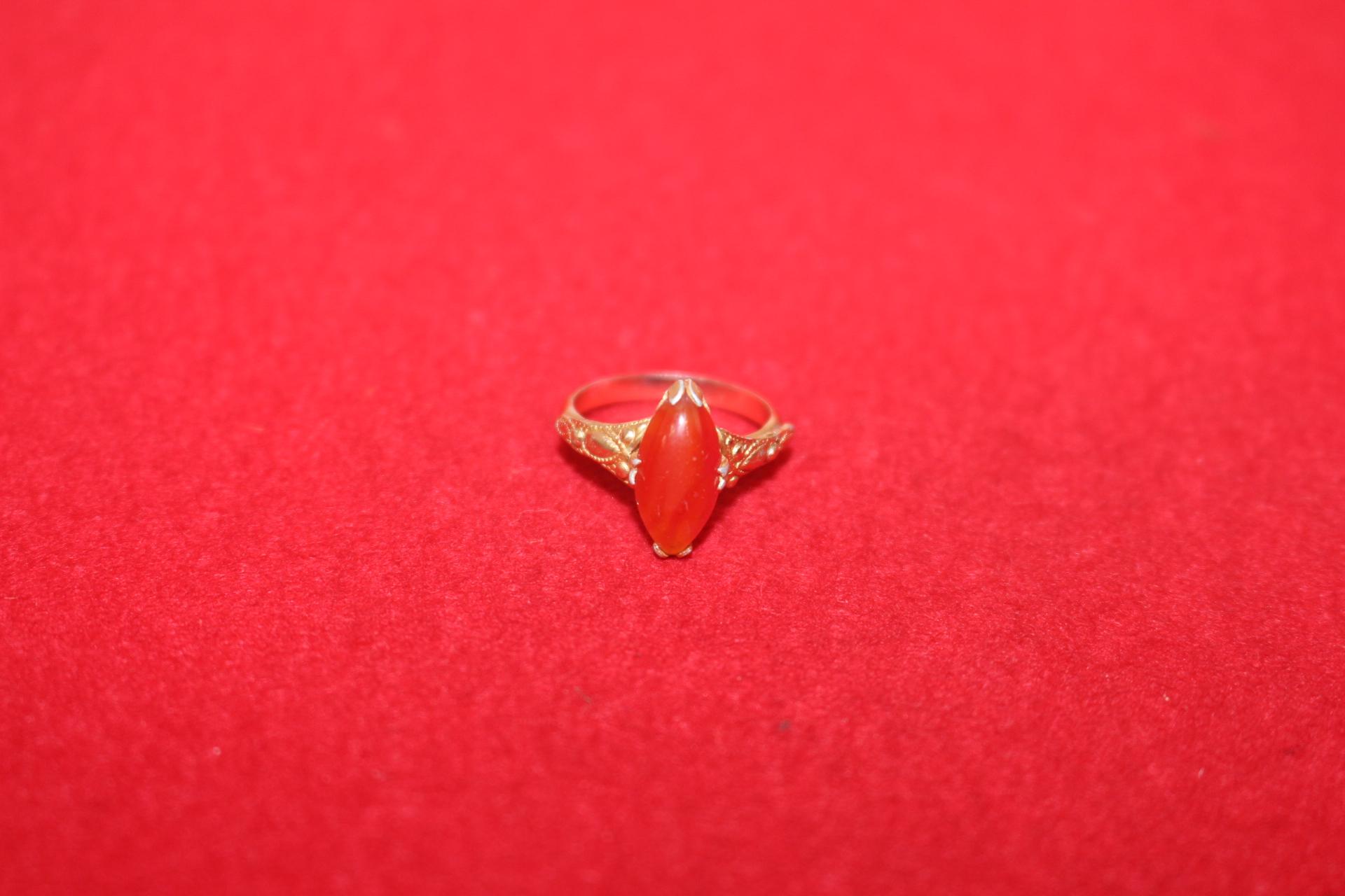 보석이 장식된 반지