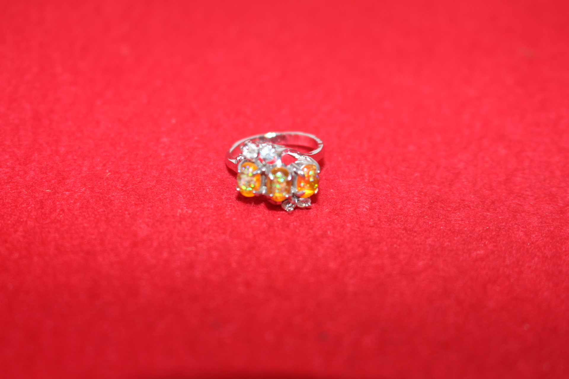 보석이 장식된 반지