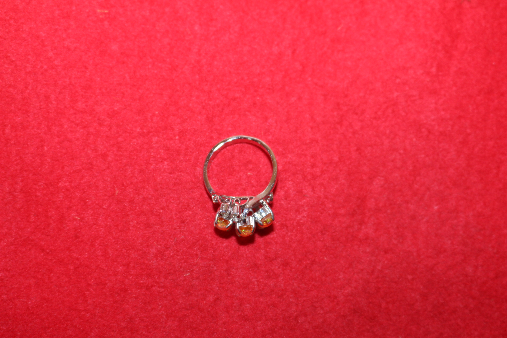 보석이 장식된 반지