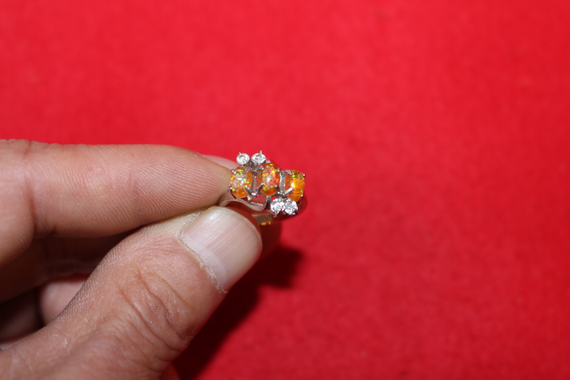 보석이 장식된 반지