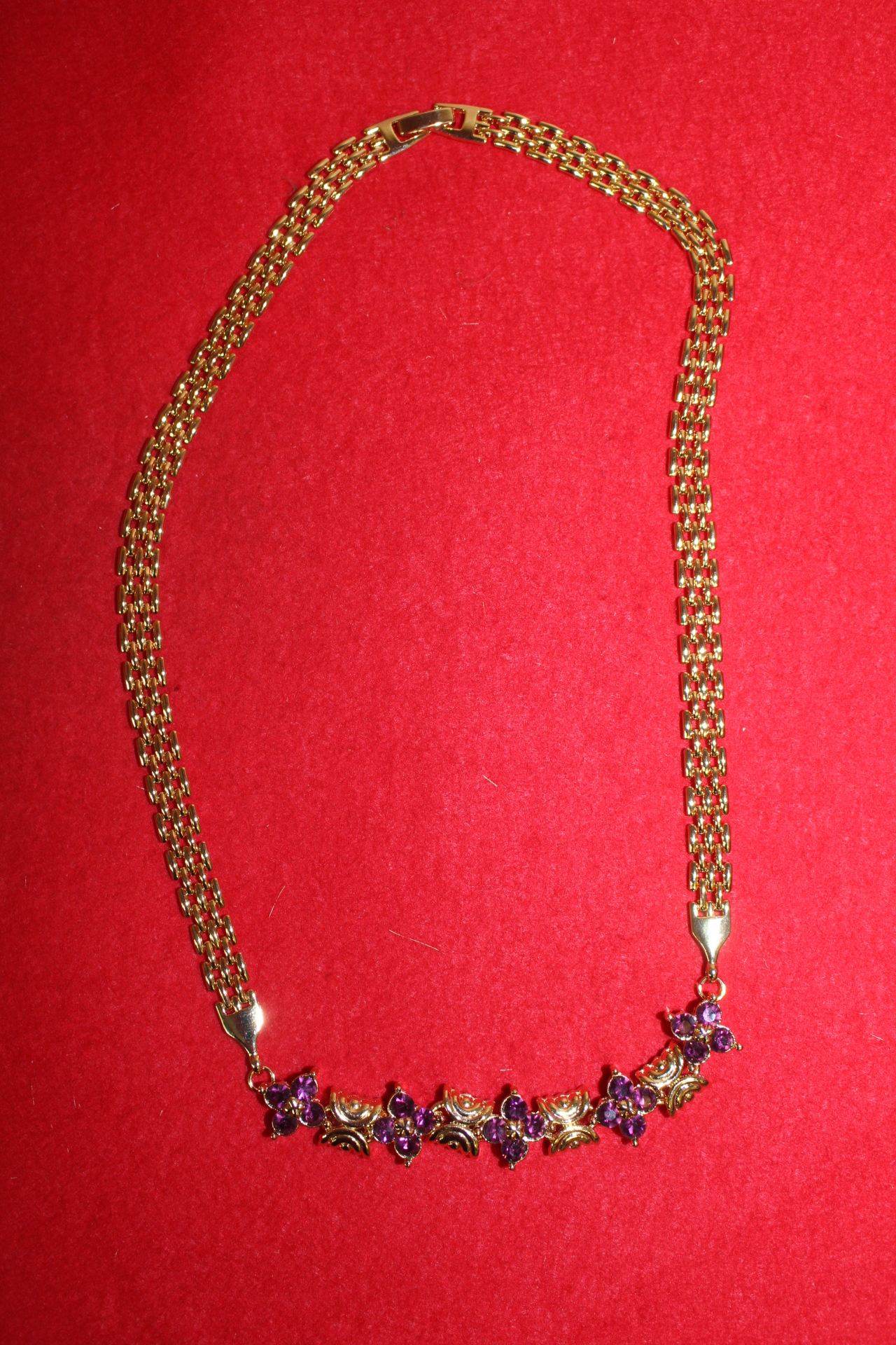 보석이 장식된 목걸이