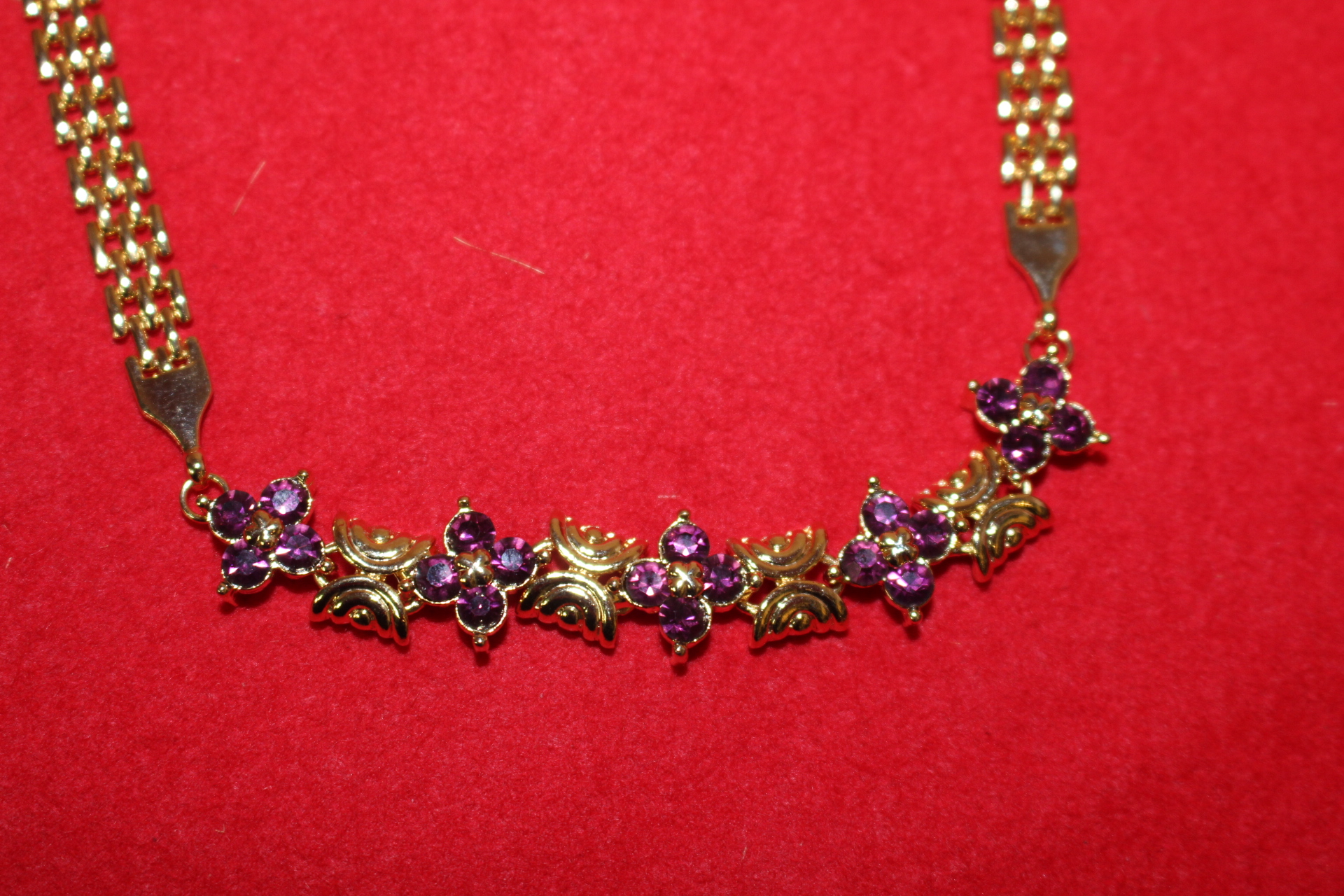 보석이 장식된 목걸이