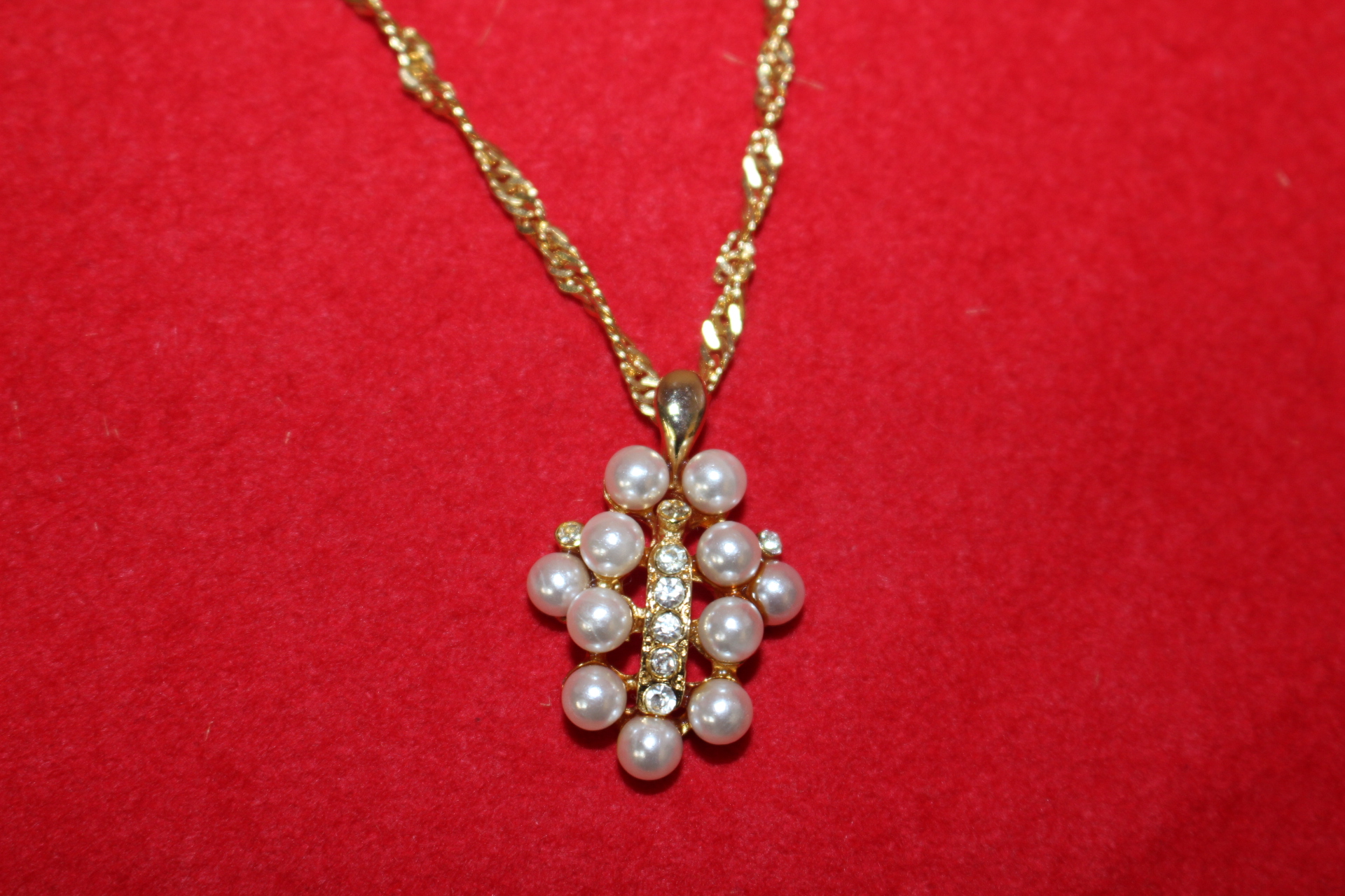 진주가 장식된 목걸이