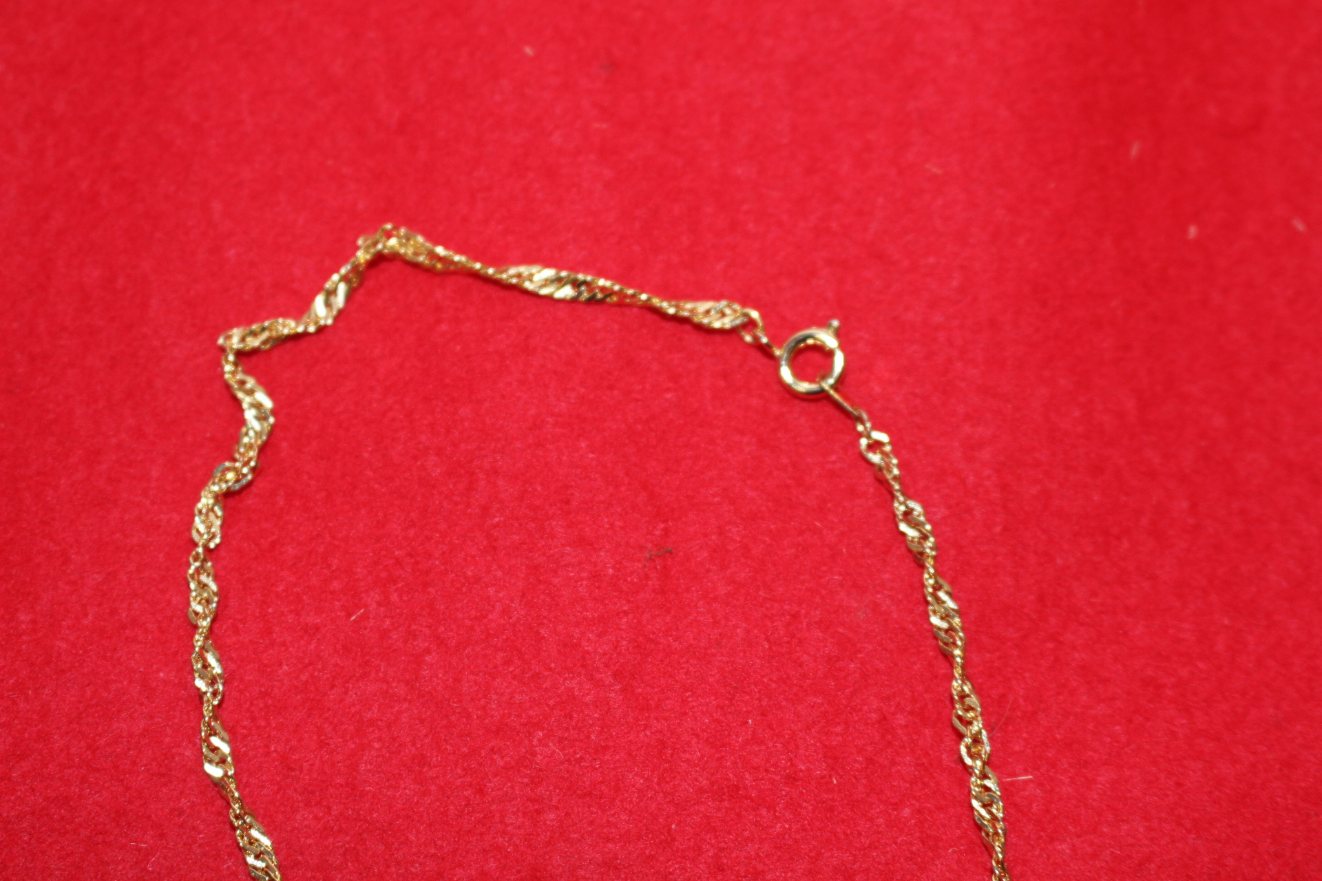 진주가 장식된 목걸이