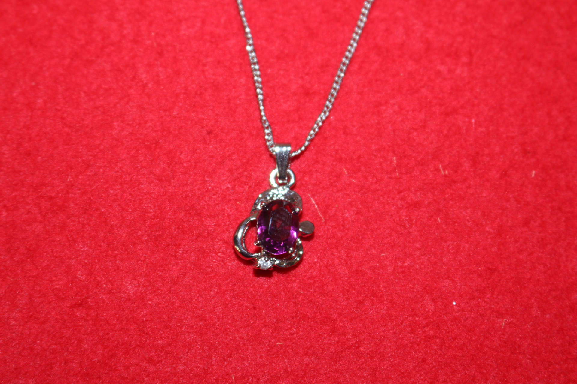 보석이 장식된 목걸이