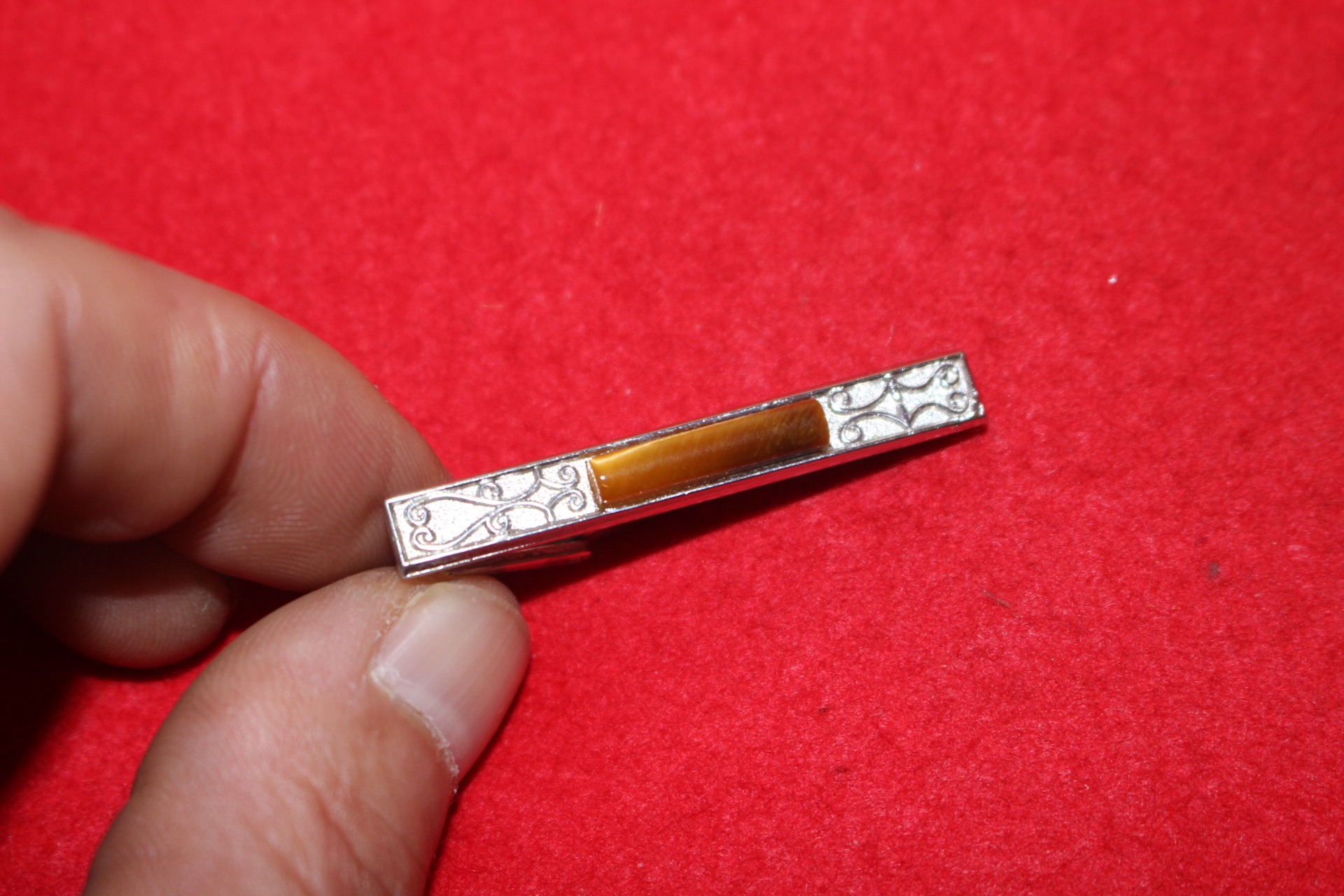 보석이 장식된 넥타이핀