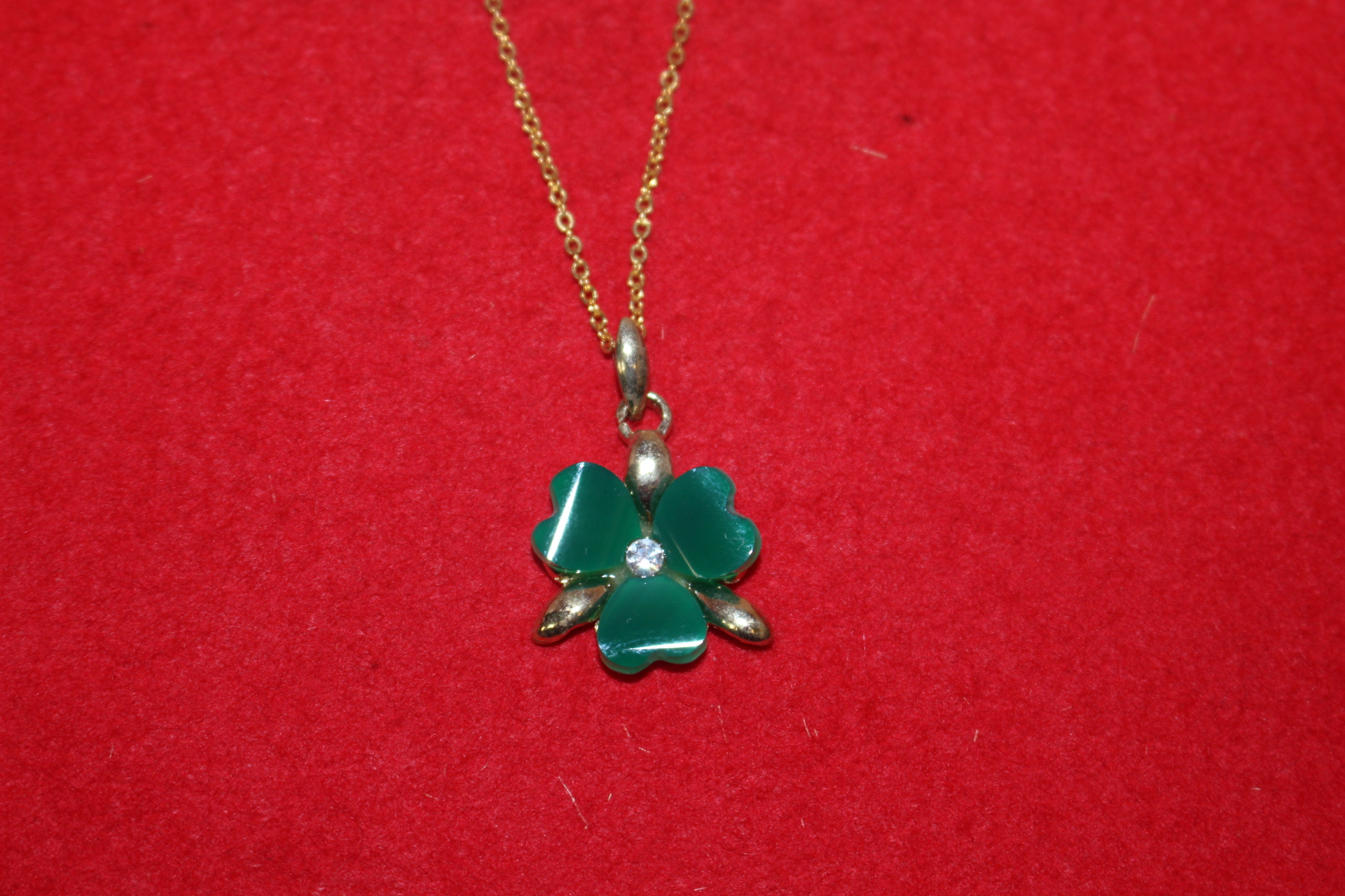 화문이 장식된 목걸이