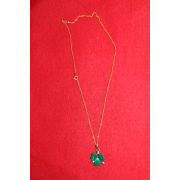 화문이 장식된 목걸이