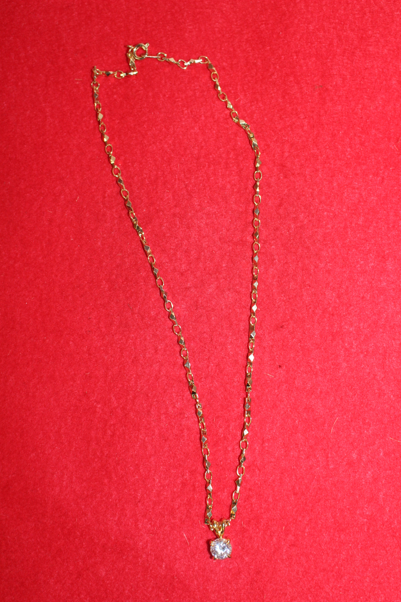 보석이 장식된 목걸이