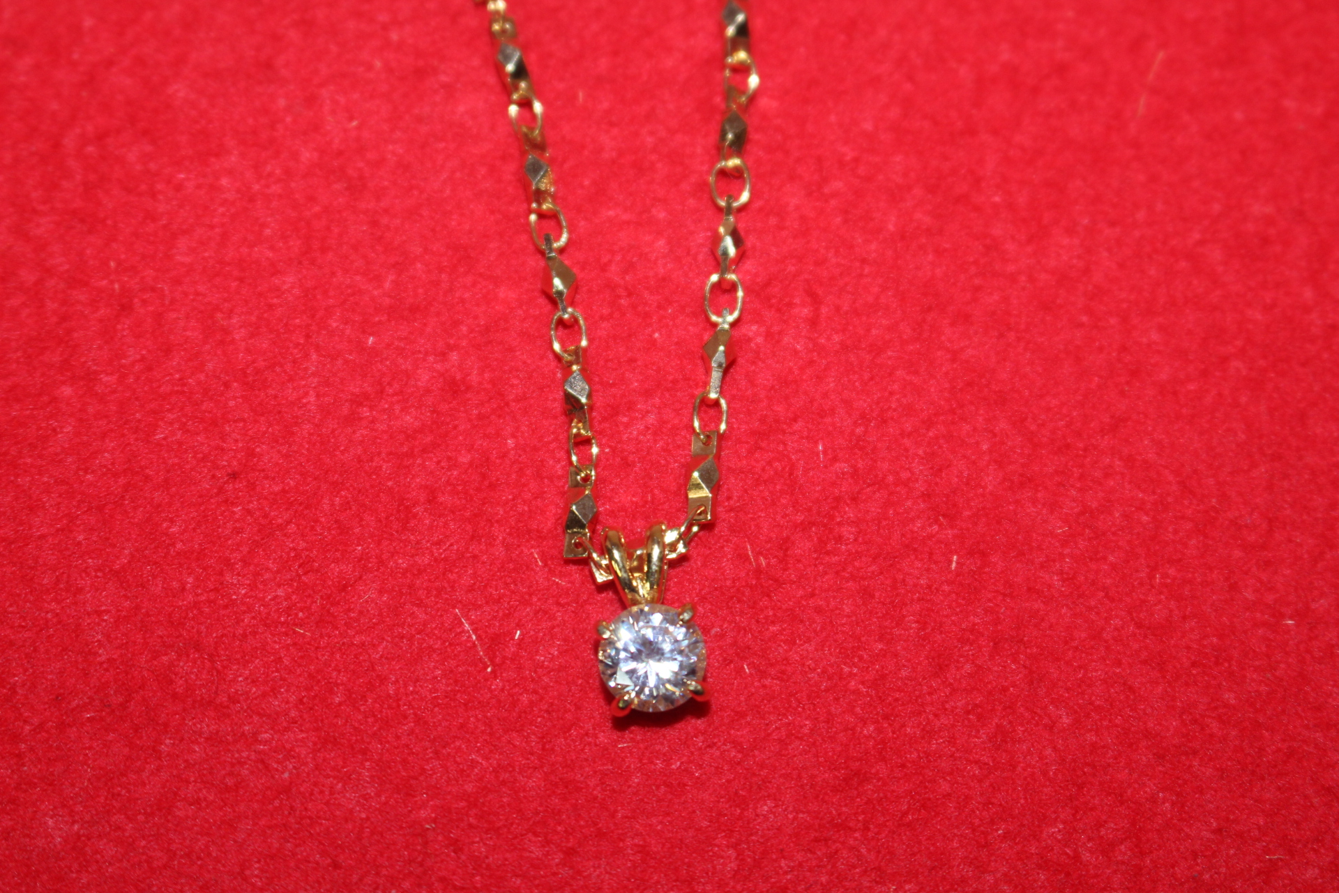 보석이 장식된 목걸이