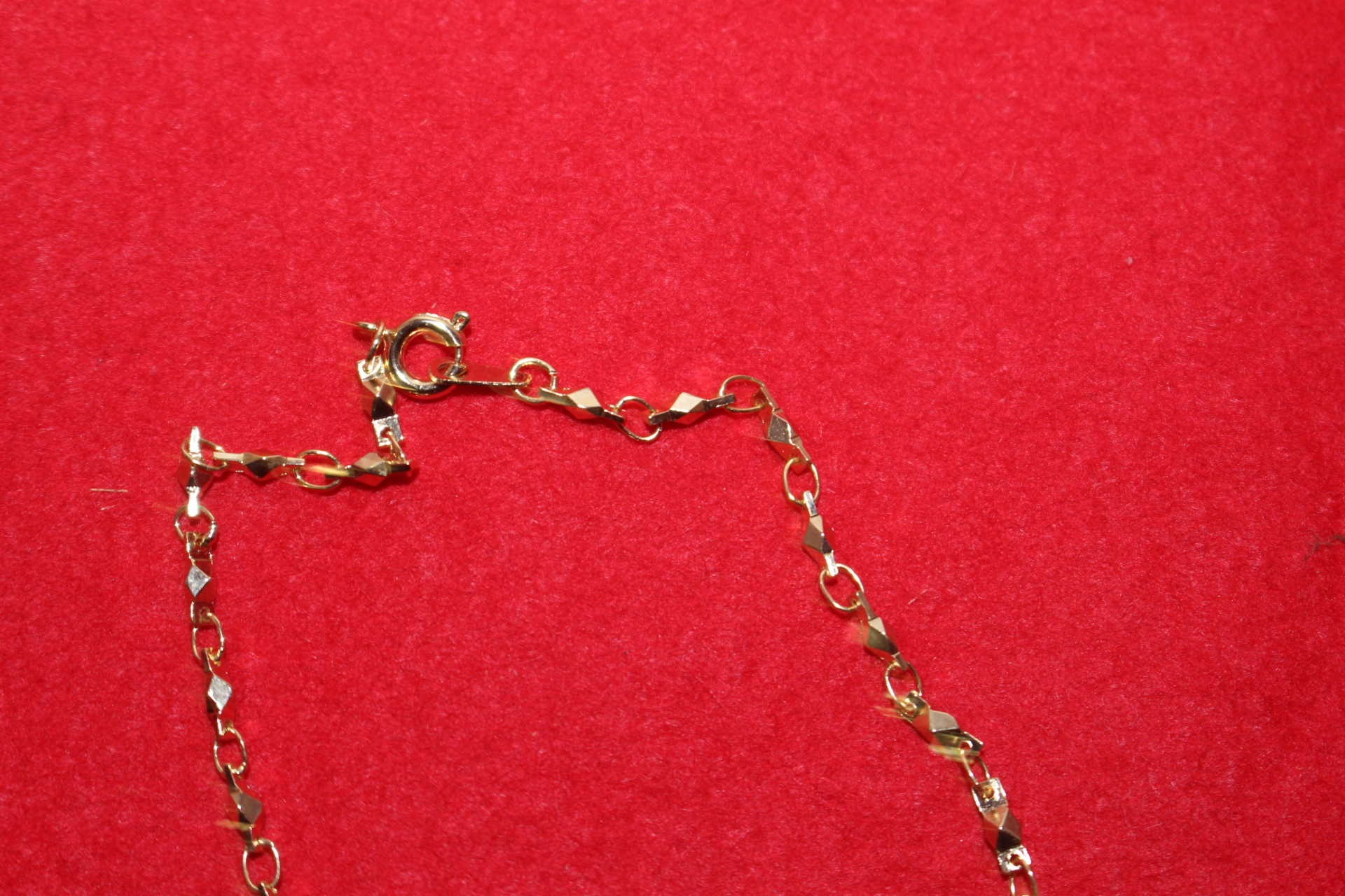 보석이 장식된 목걸이