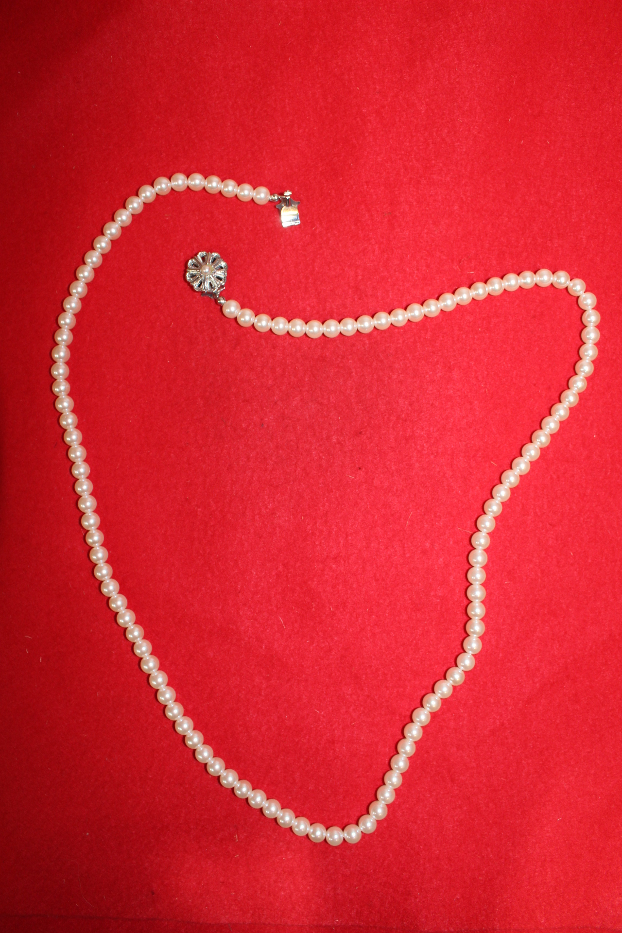 길이가 긴 인조진주 목걸이