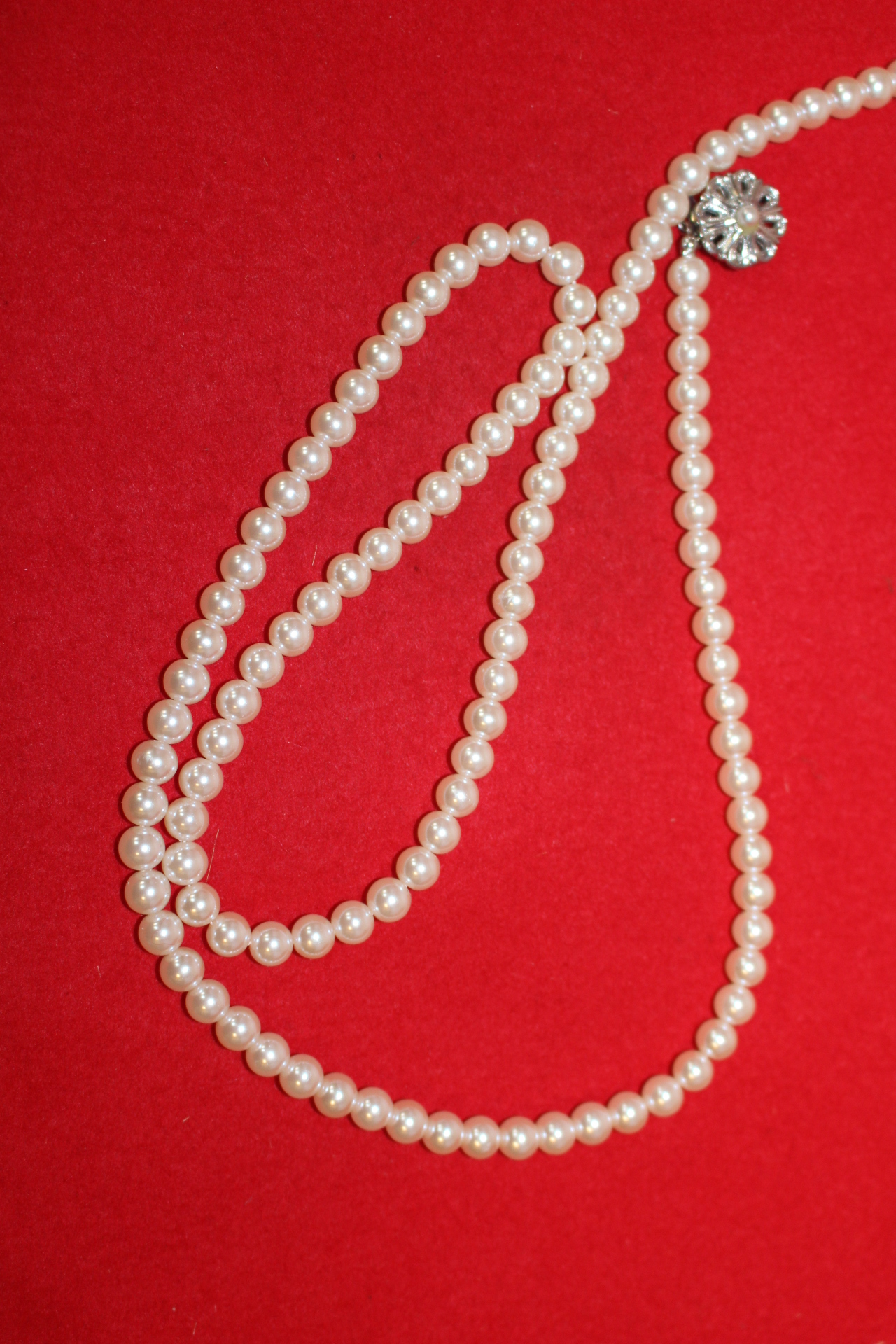 길이가 긴 인조진주 목걸이