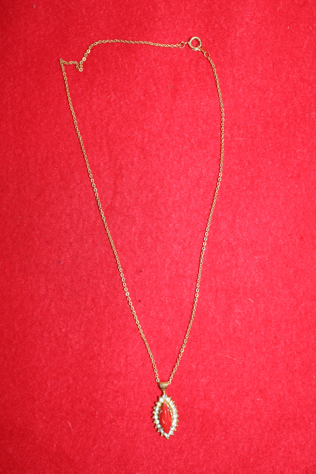 보석이 장식된 목걸이