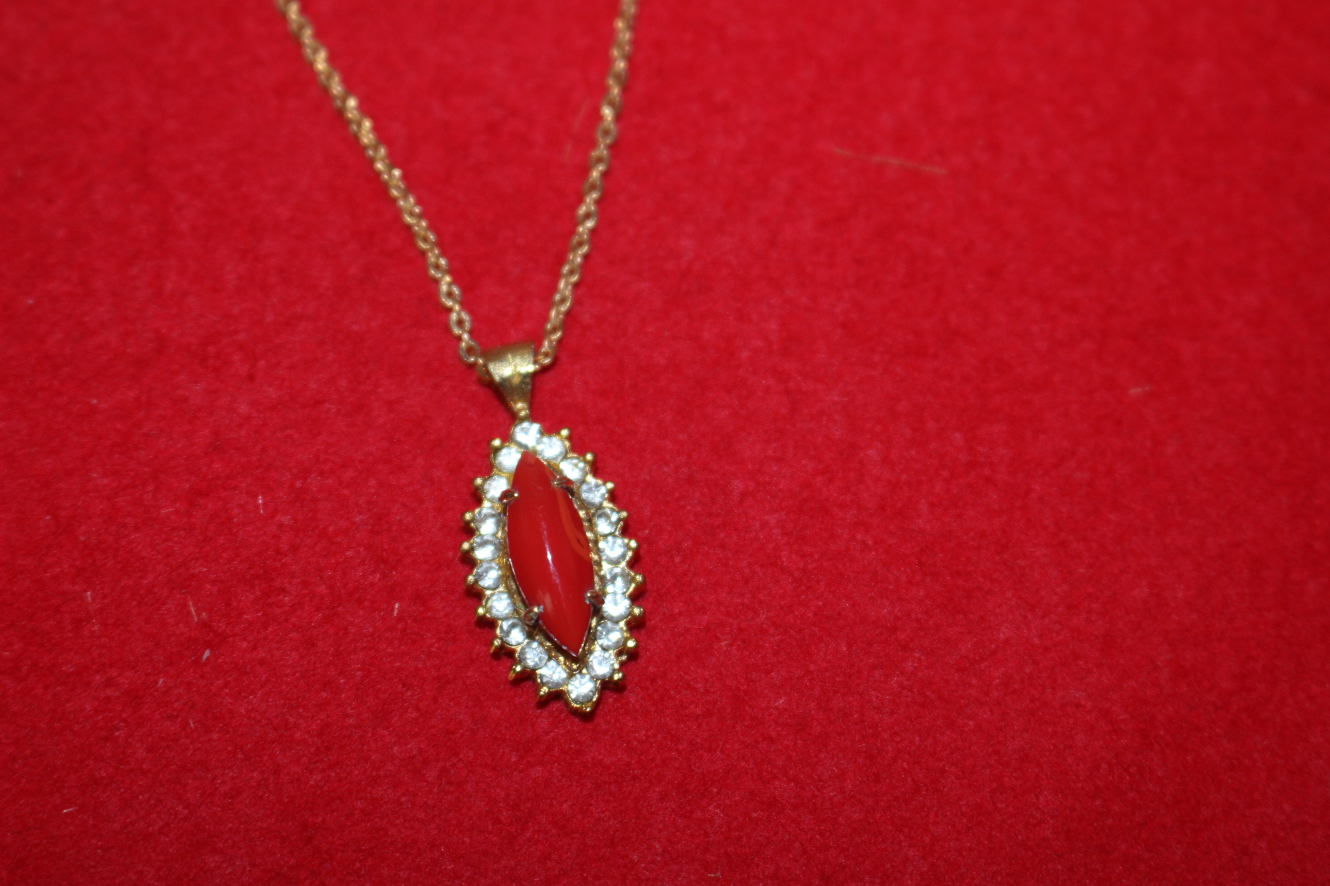 보석이 장식된 목걸이