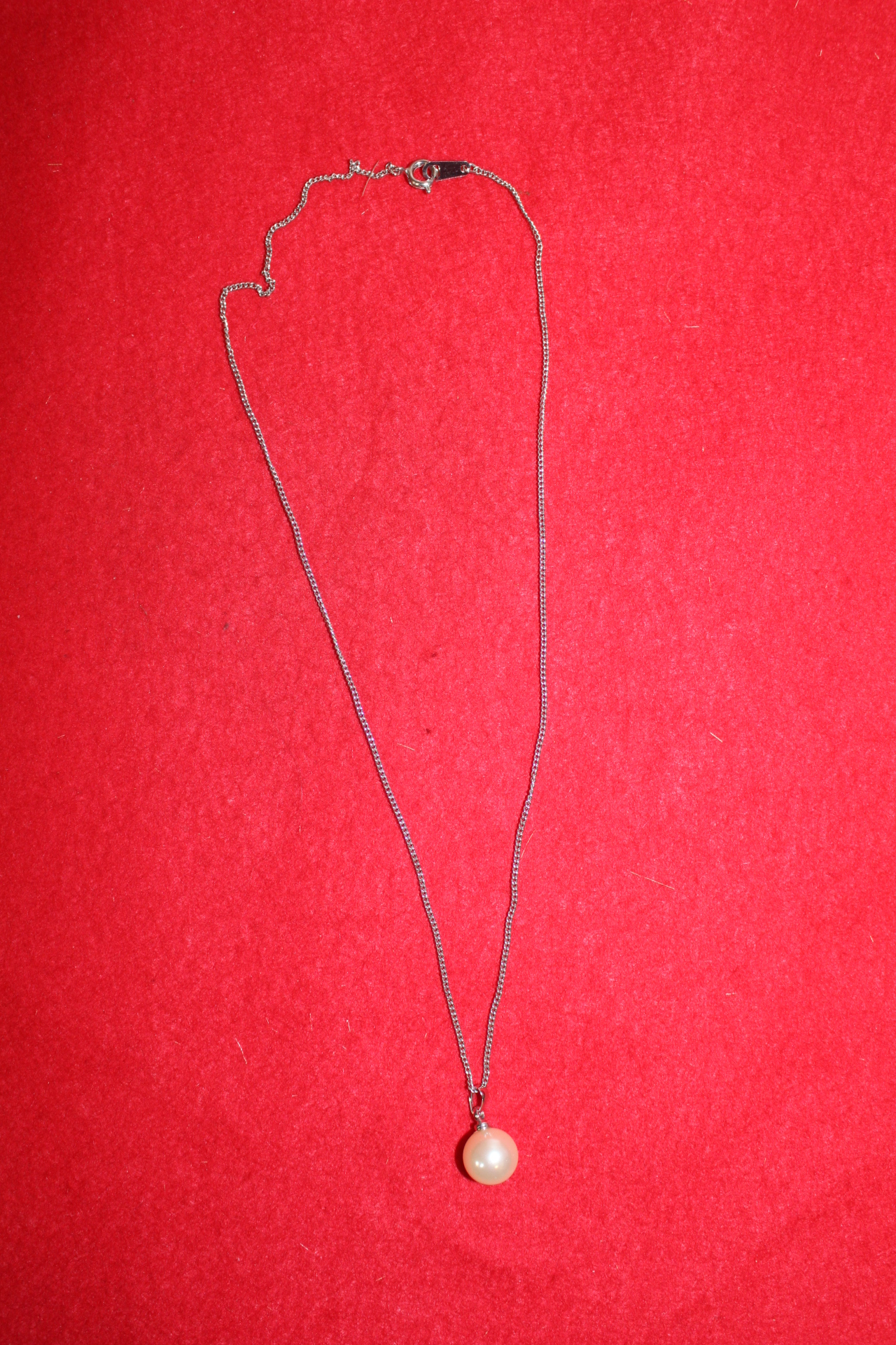 천연진주가 장식된 목걸이