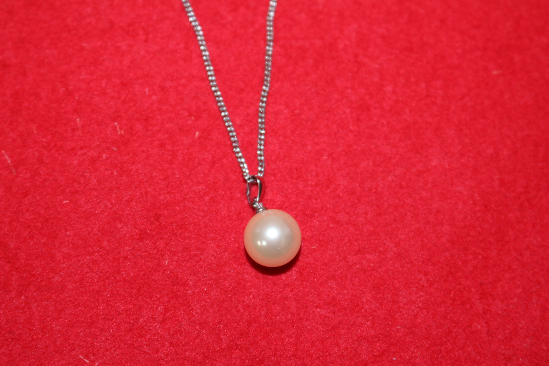 천연진주가 장식된 목걸이