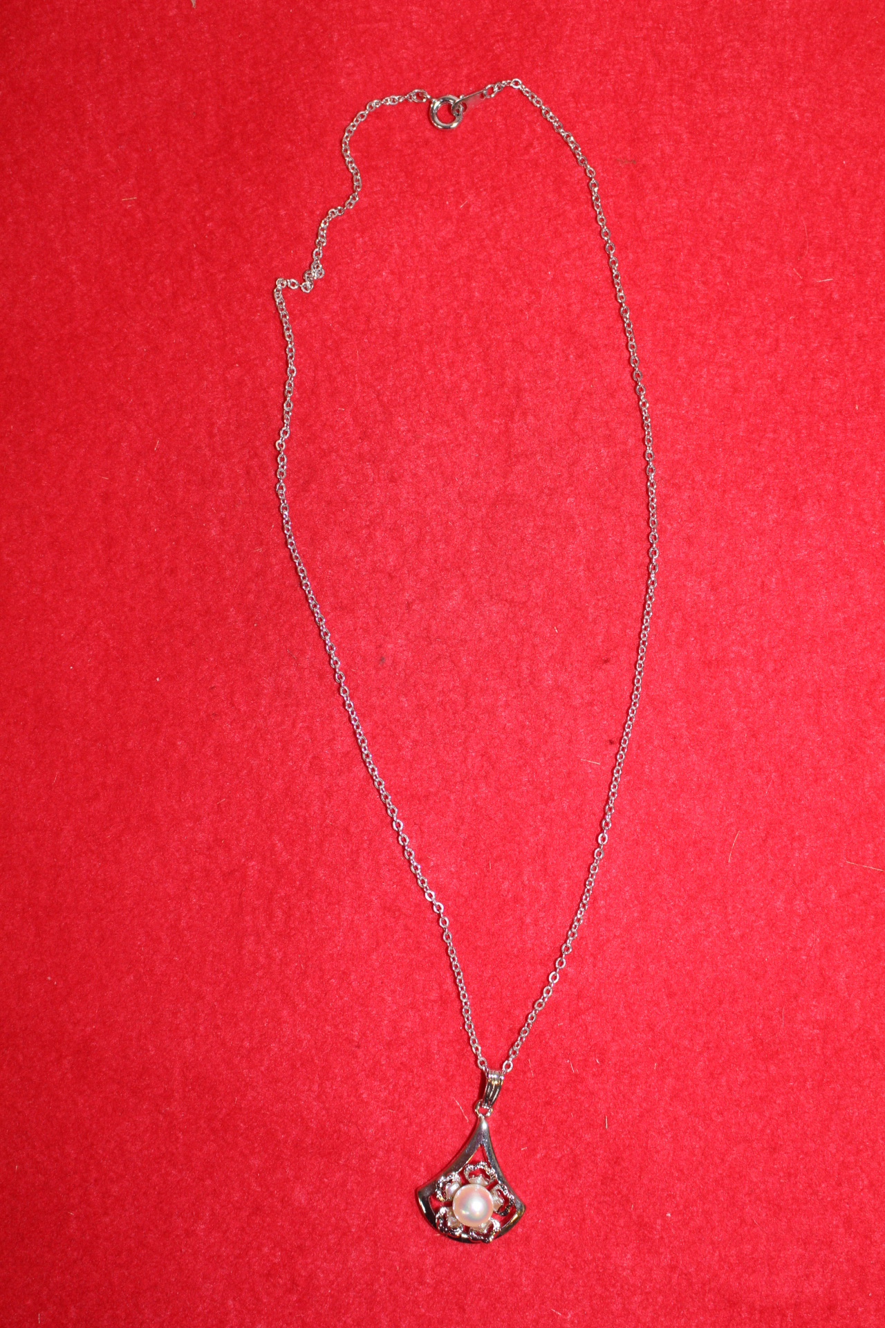 천연진주가 장식된 목걸이