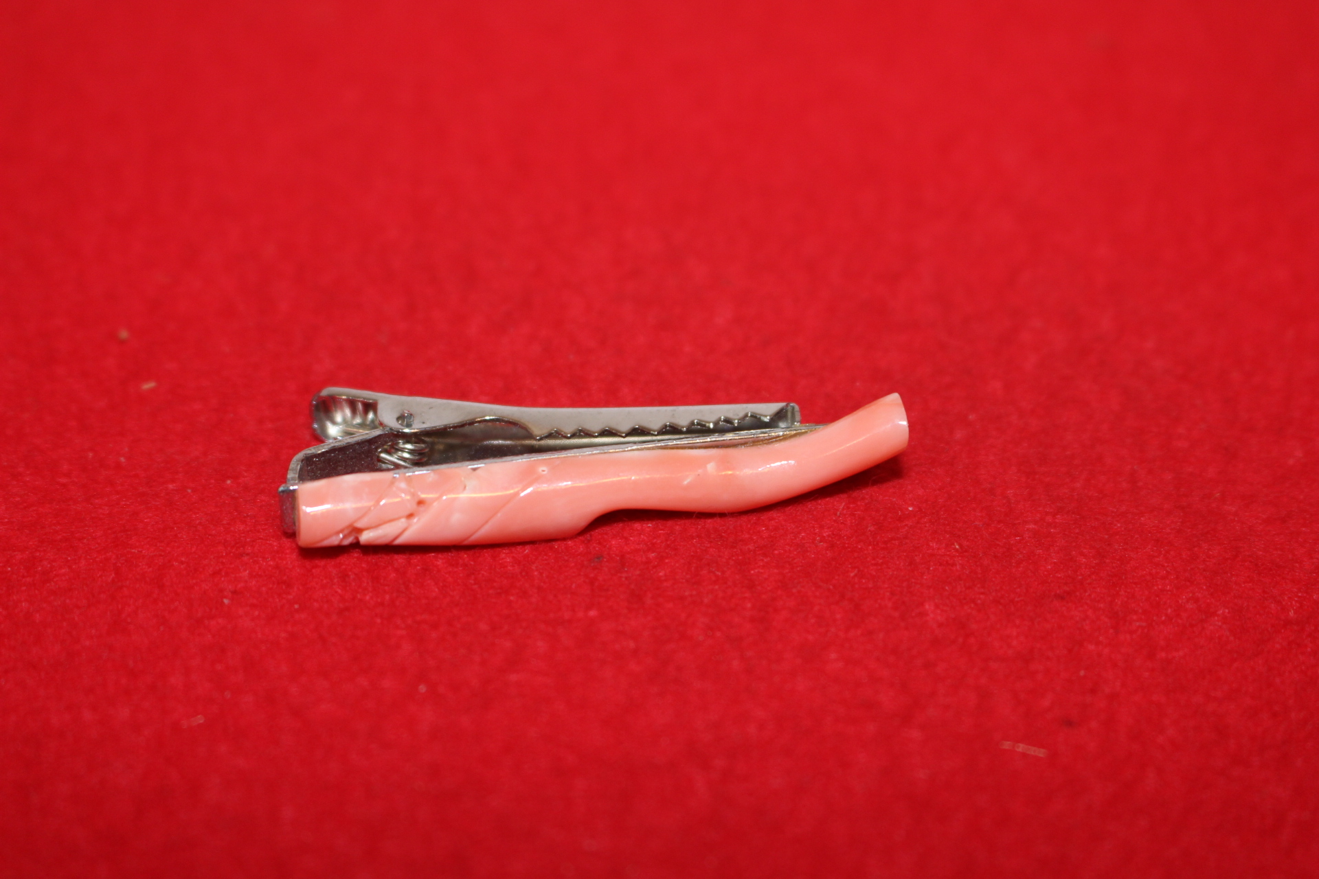 진품산호가 장식된 넥타이핀